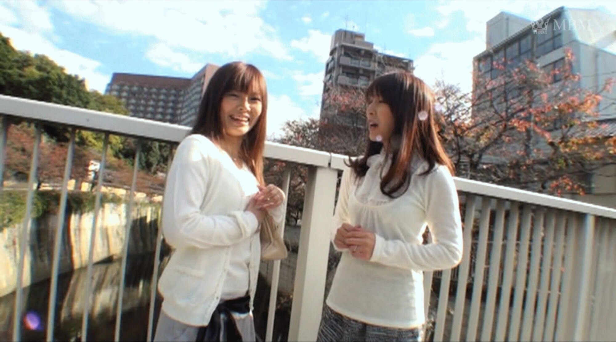 女性だけのスタッフで街頭インタビューと誘い車の中でオナニー見せて!女同士で大胆になる巨乳若妻の初レズSEX! 画像1