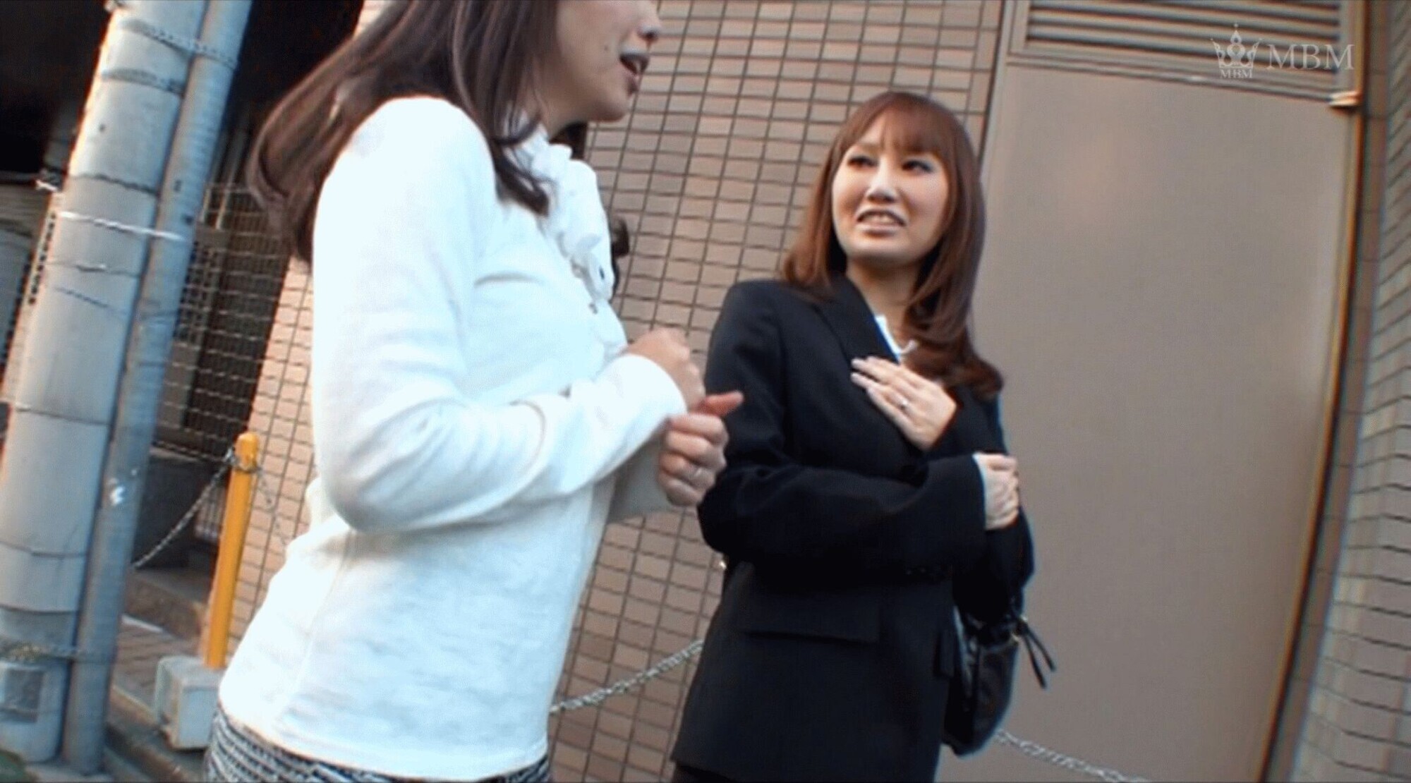 街角奥様レズナンパ!女性同士で警戒心ゼロでエッチな行為を受け入れレズプレイにイキ果てる! 画像1