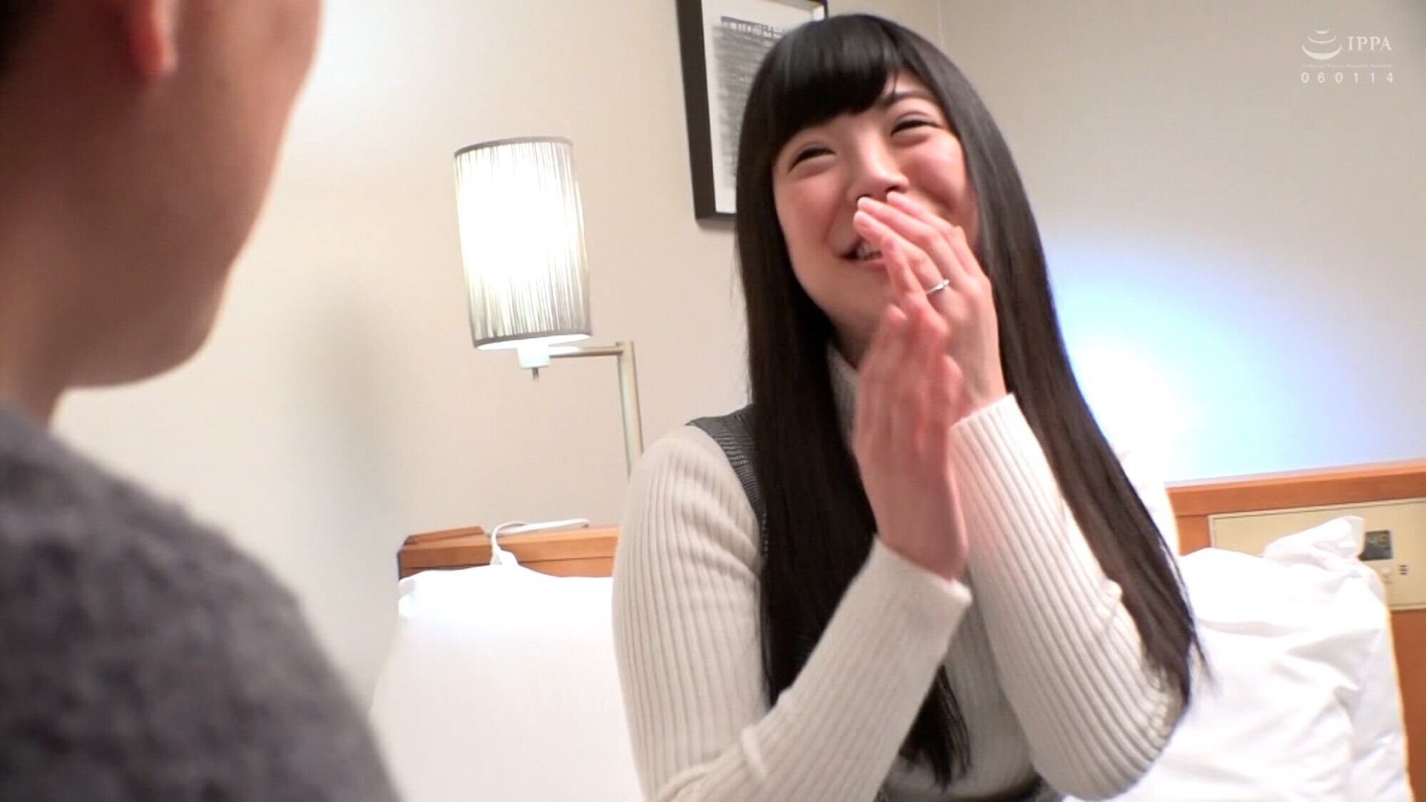 街行く綺麗な若奥様をホテルに誘いアンケート調査!不倫や旦那との性生活を赤裸々告白!欲求不満のカラダはダメといいつつ舌を絡めて感じはじめ・・・ 画像1