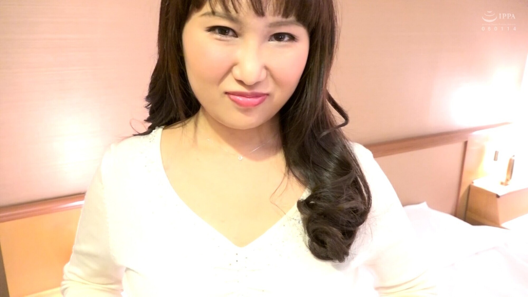 ホテルの一室でFカップ乳を露わにする不貞妻！感度抜群のカラダは性欲に負け快感に溺れて他人棒SEXに堕ちる！