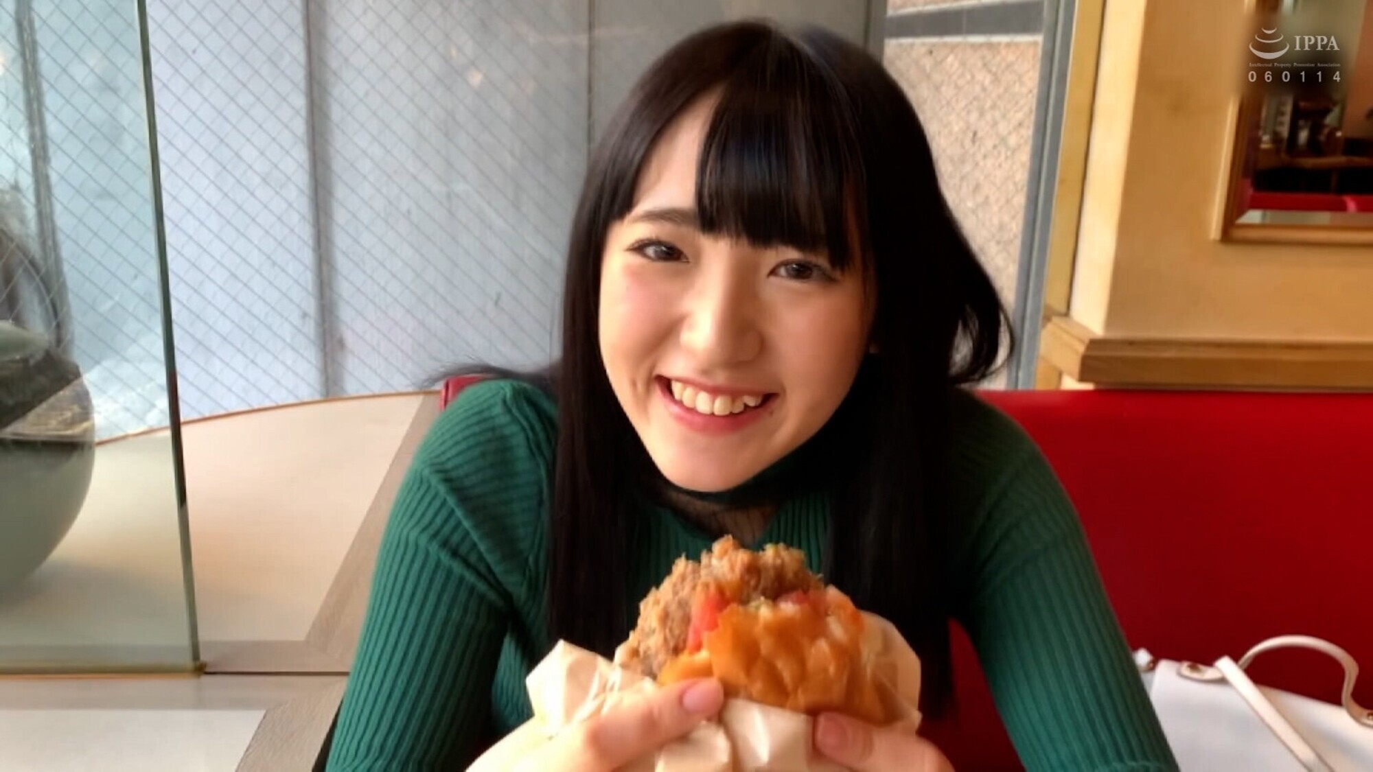 透明感と屈託のない笑顔で将来の夢は保育士と言う美少女とマッチアプリで個撮テイでラブホハメ撮りSEX！