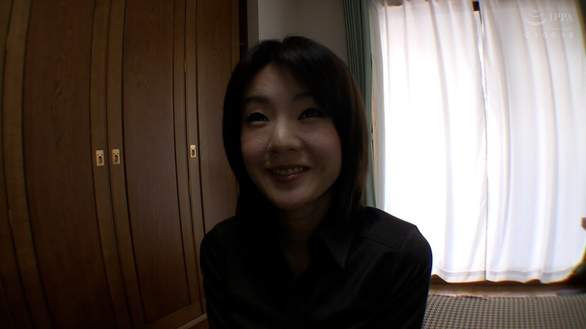 笑顔が素敵な清楚系スレンダーボディ熟女さんの目隠し淫乱変態SEX! 画像1