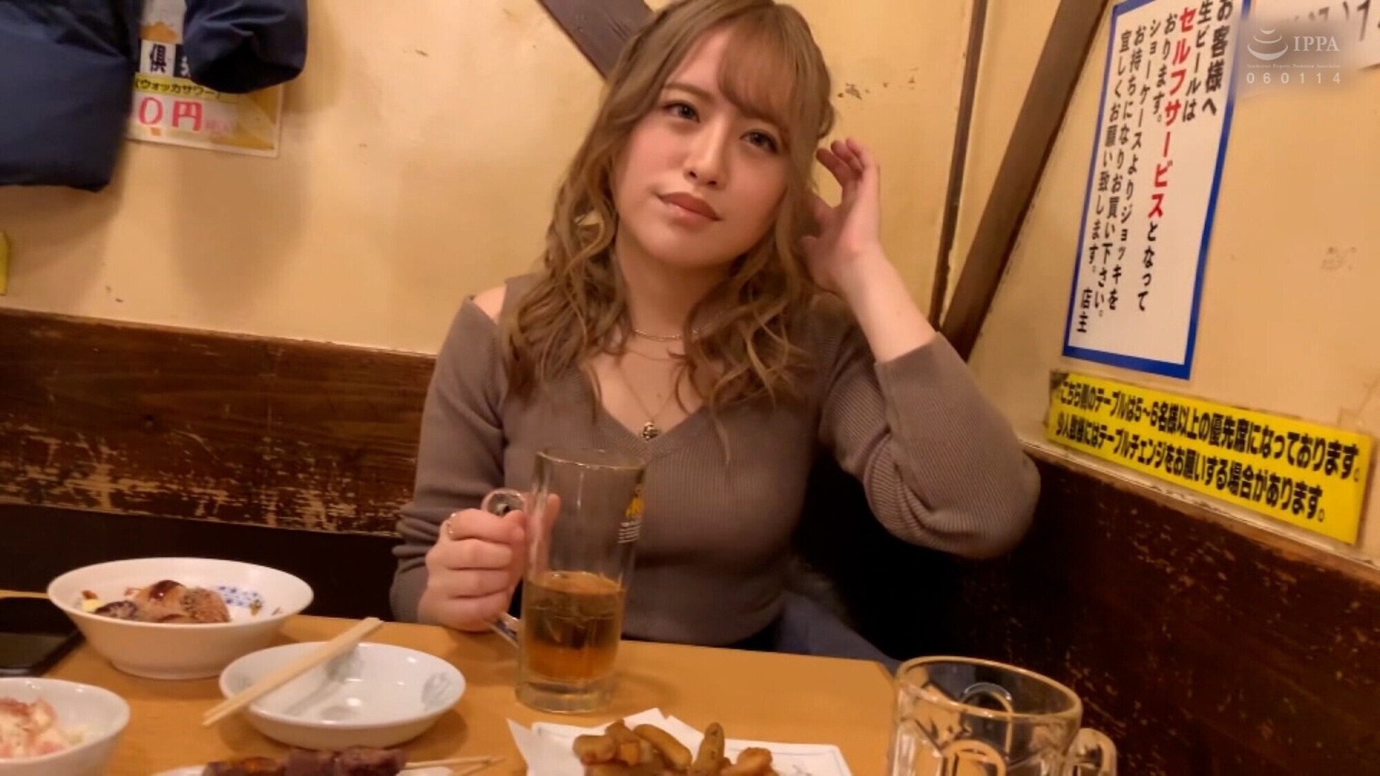 見た目ギャル24歳学校の先生と居○屋デートから個撮テイでラブホでハメ撮りSEX！