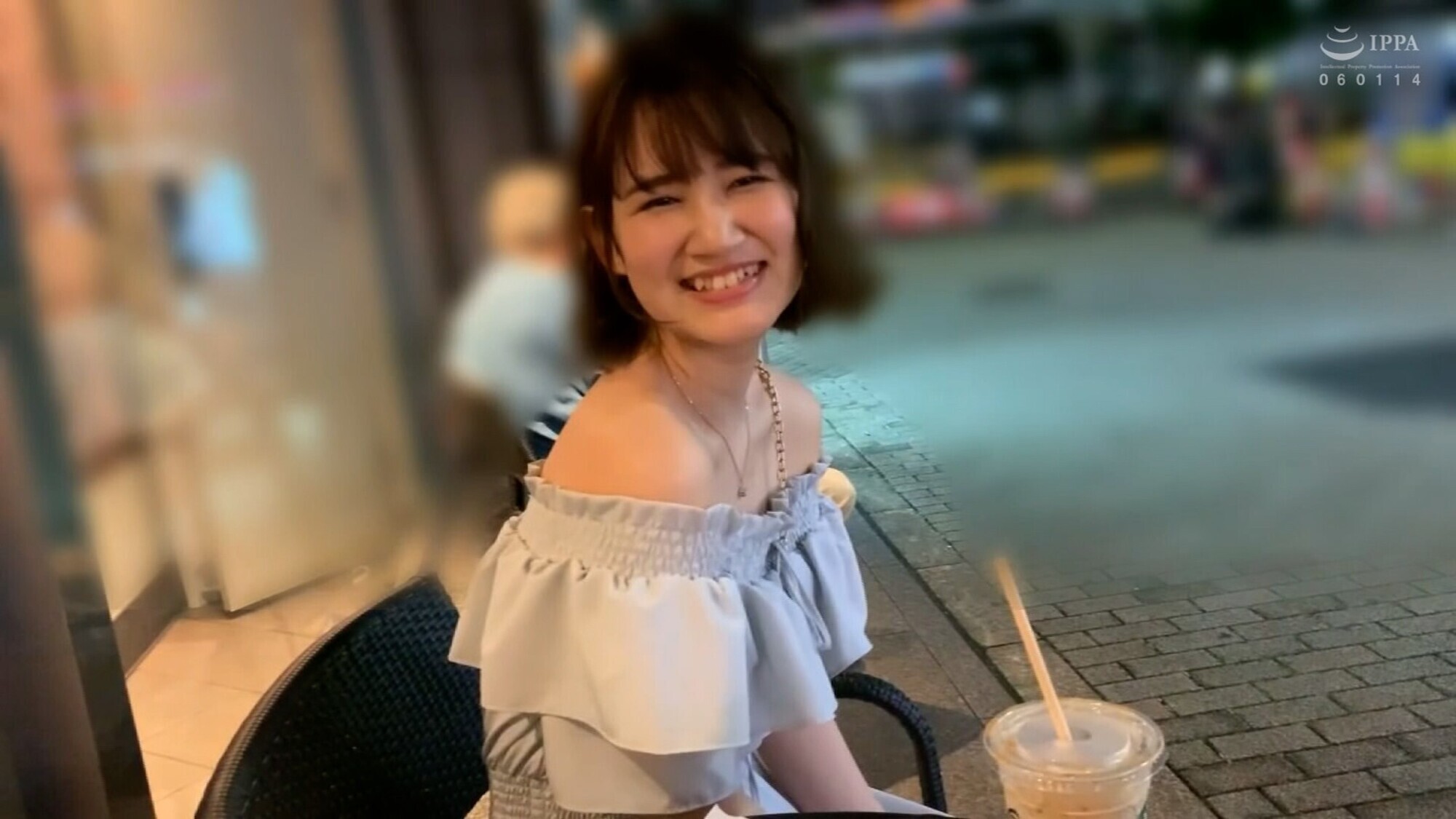 清楚感あふれる人懐っこい笑顔の美○女と個撮テイでラブホにインしてハメ撮りSEX！