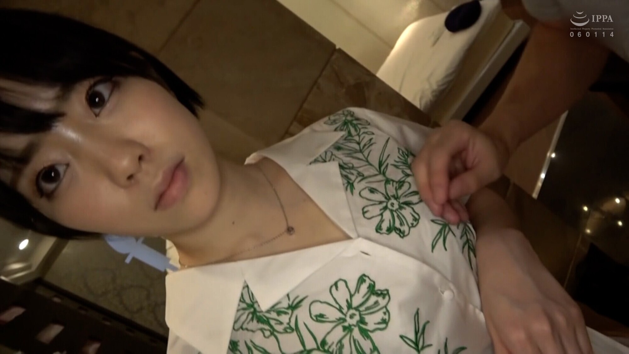 短髪サバサバ系巨乳性欲強めの美○女とモデルバイトテイでラブホでハメ撮りムラムラSEX！