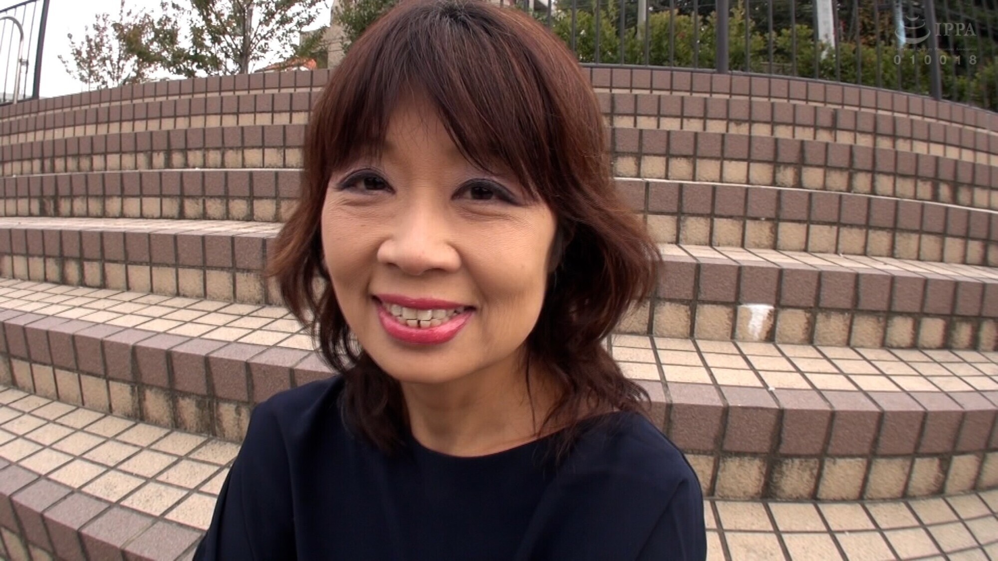 大阪生まれのチャキチャキ熟女が久々のSEXに心躍らせAV出演!AV男優相手に本気の快楽生中出しSEX 画像1