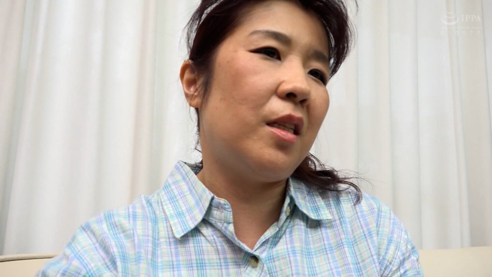 ビニールハウスで収穫中の熟女さんに突撃AV撮影！AV女優が演技かどうか体験実習！