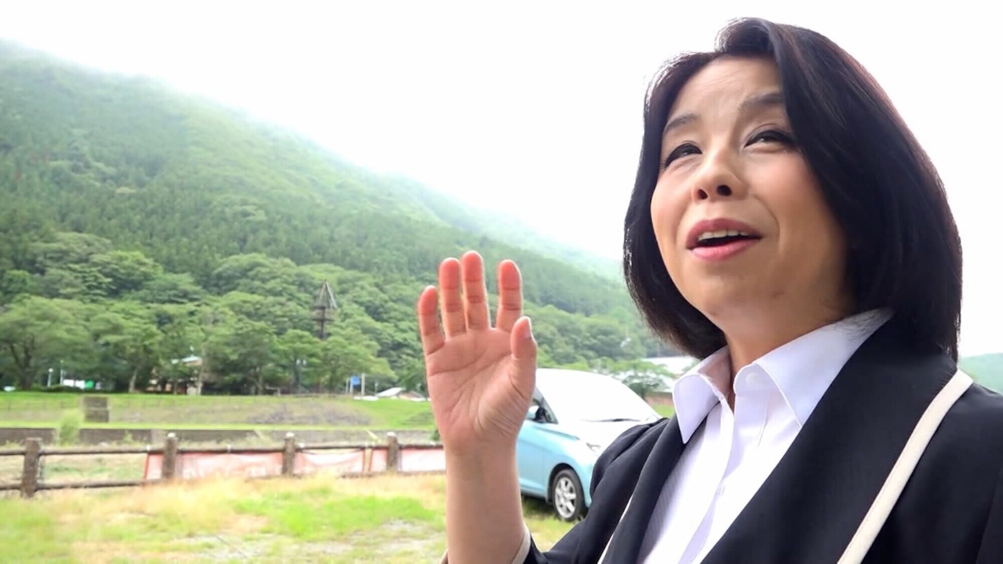AVに応募して来た地方の熟女を求めて突撃撮影!制服に身を包んだ清楚な熟女が乱れる中出しSEX! 画像1