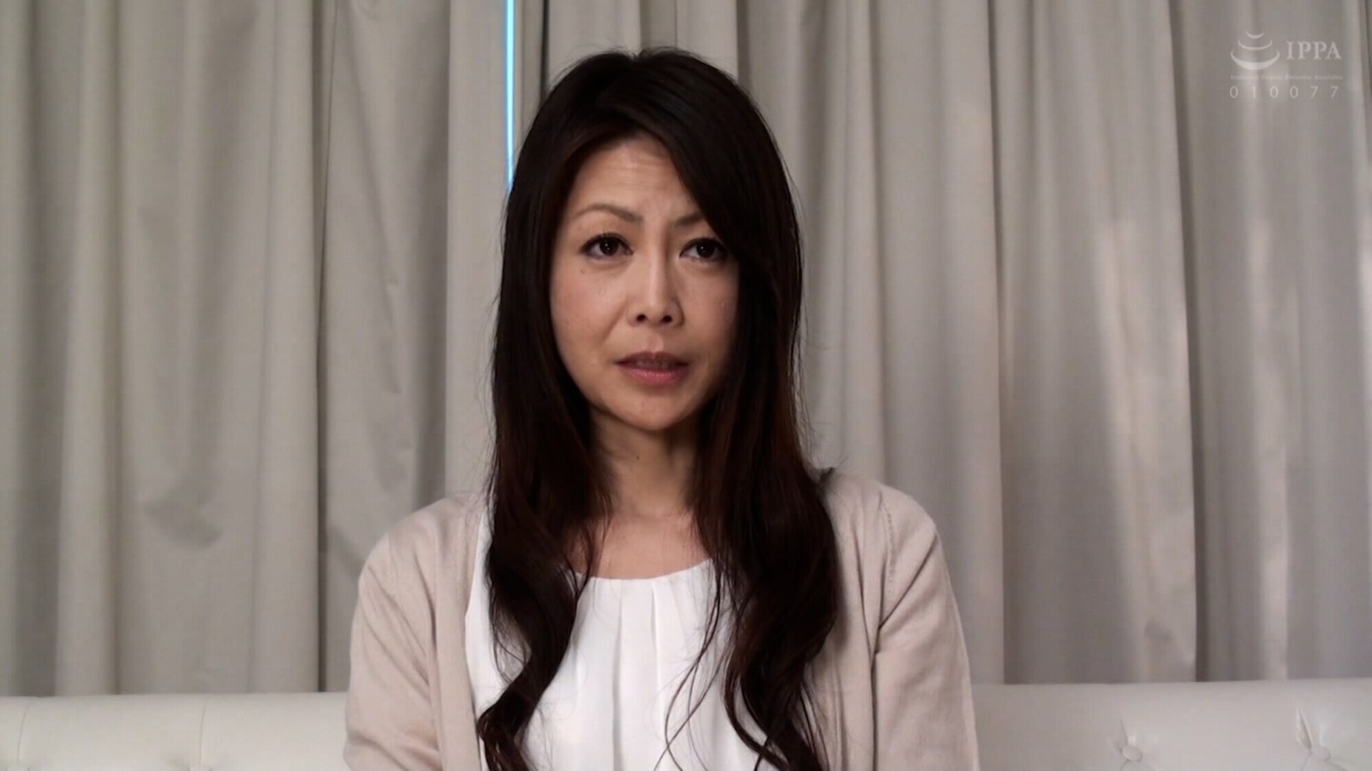 スレンダー美熟女の初撮りAV!緊張から快楽へ本能丸出しの濃厚SEX 画像1