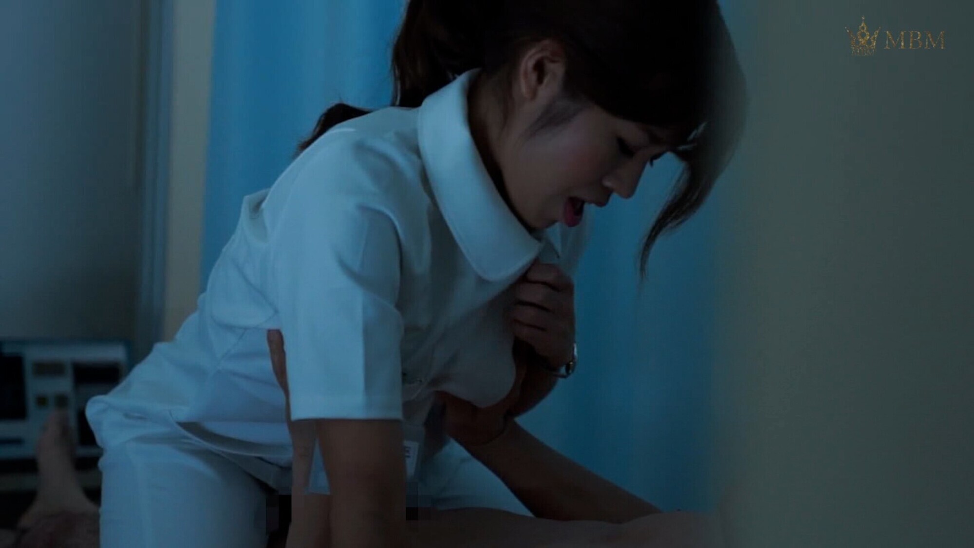 夜の病室で排尿の手伝いをしてくれる看護師さんに射精の手伝いをお願い!まさかの場所を変えての淫乱SEX! 画像3
