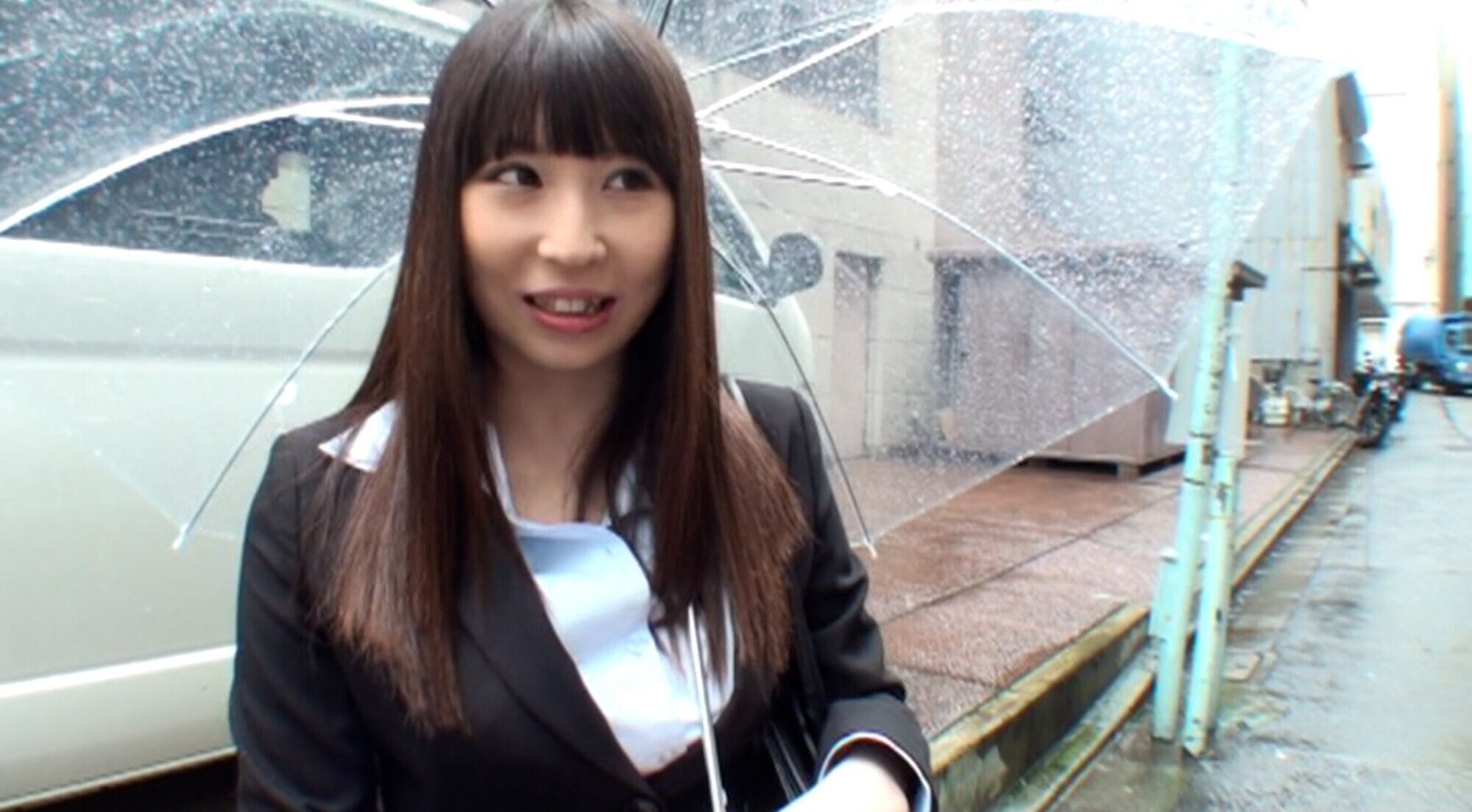 清楚なスーツの就活美女を就活番組のインタビューとナンパ、ストレス発散!性欲発散!みんなで楽しく乱交SEX! 画像1