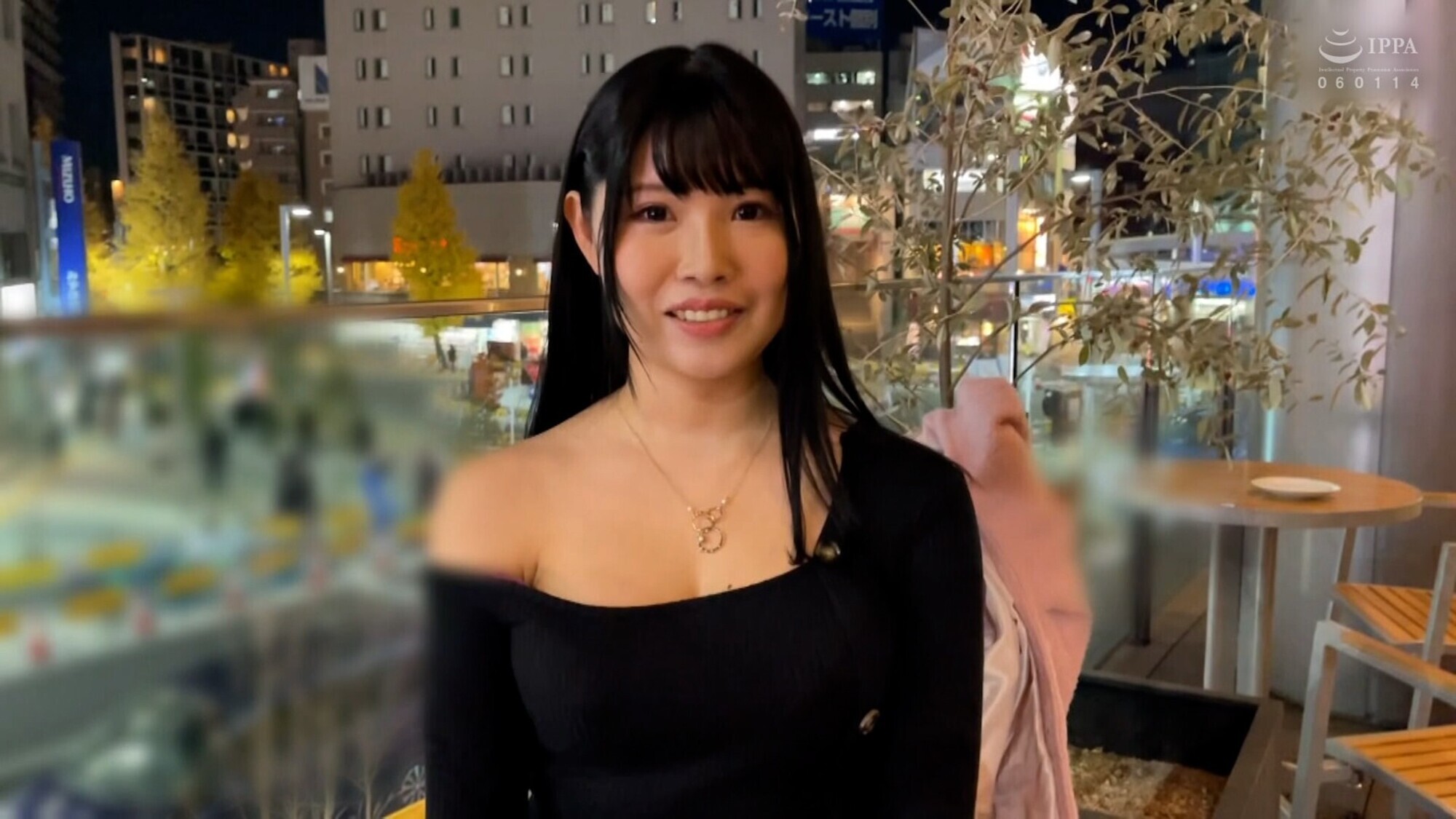 肩を大きく出した服でゴージャス色気を振りまく高身長でGカップ巨乳の美女を個撮テイでホテルにインして嵌め撮りSEX! 画像1