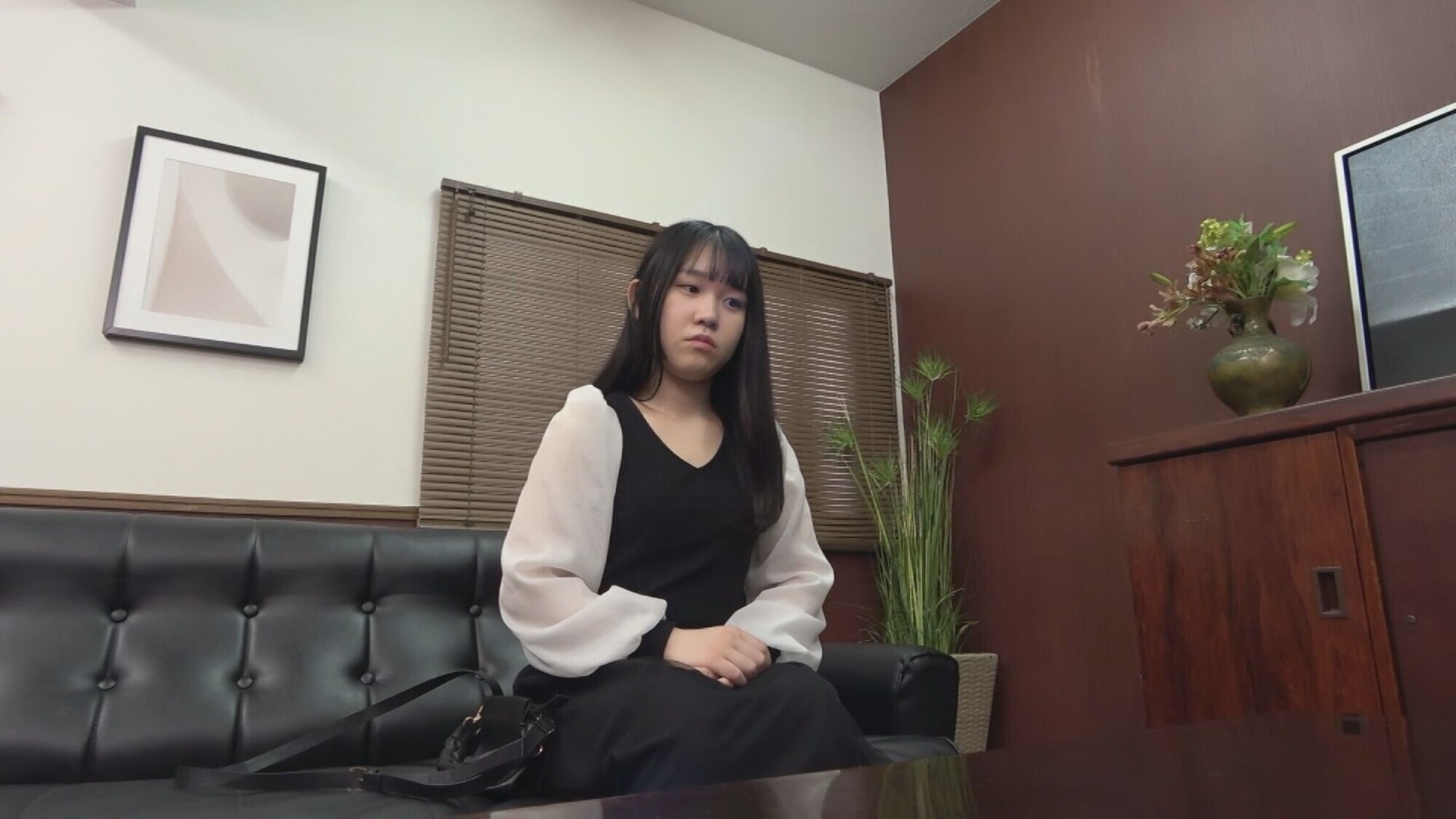 どうしても働きたいやる気満々の訳あり奥様に単発バイトをご紹介!早速服を脱がせてアソコにバイブを入れたりとやりたい放題!肉棒をねっとり咥えさせてヌレヌレのアソコに挿入、中出し! 画像1