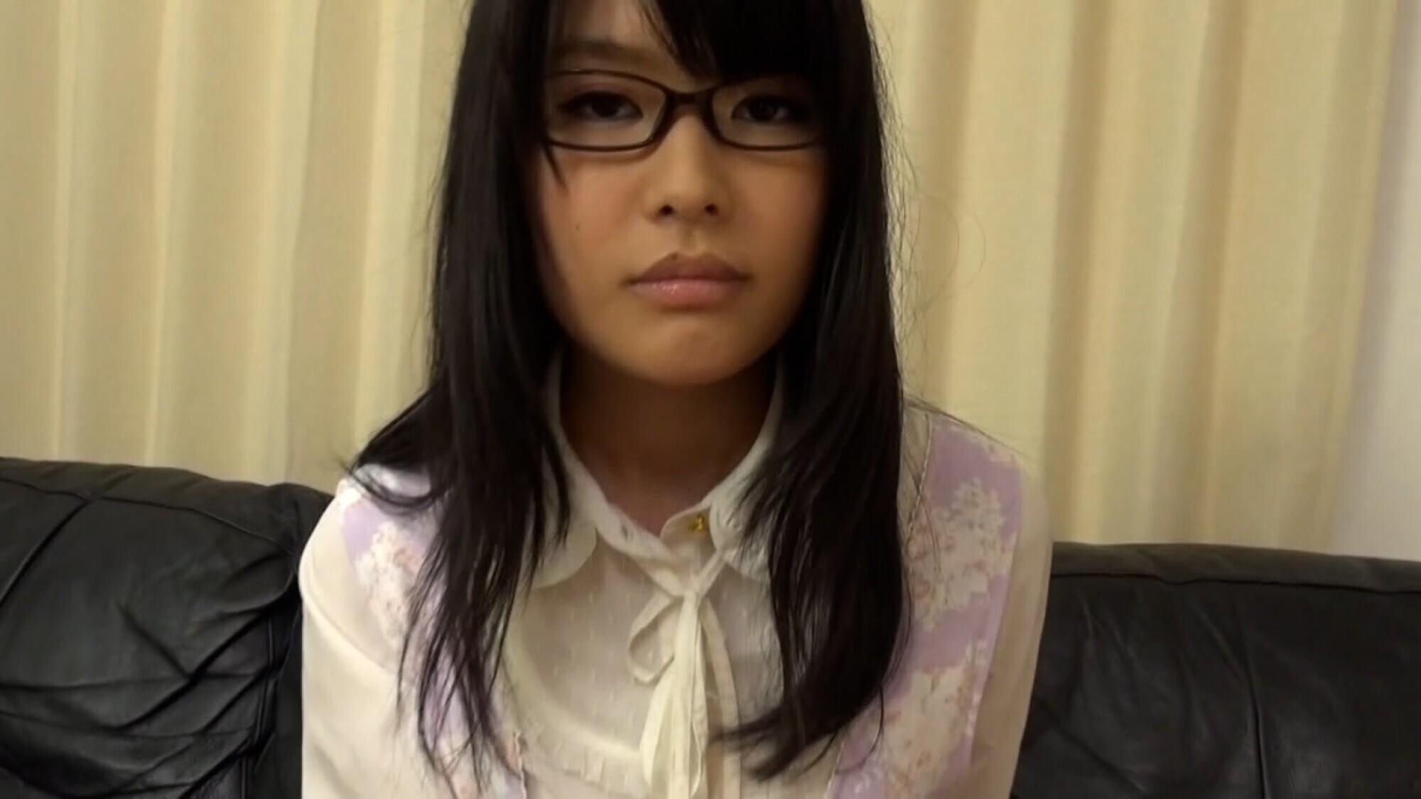 落ち着いた雰囲気の黒髪眼鏡っ娘を就活セミナーとナンパして大人のおもちゃをプレゼント!経験少なめ娘のはしたないエッチ! 画像1