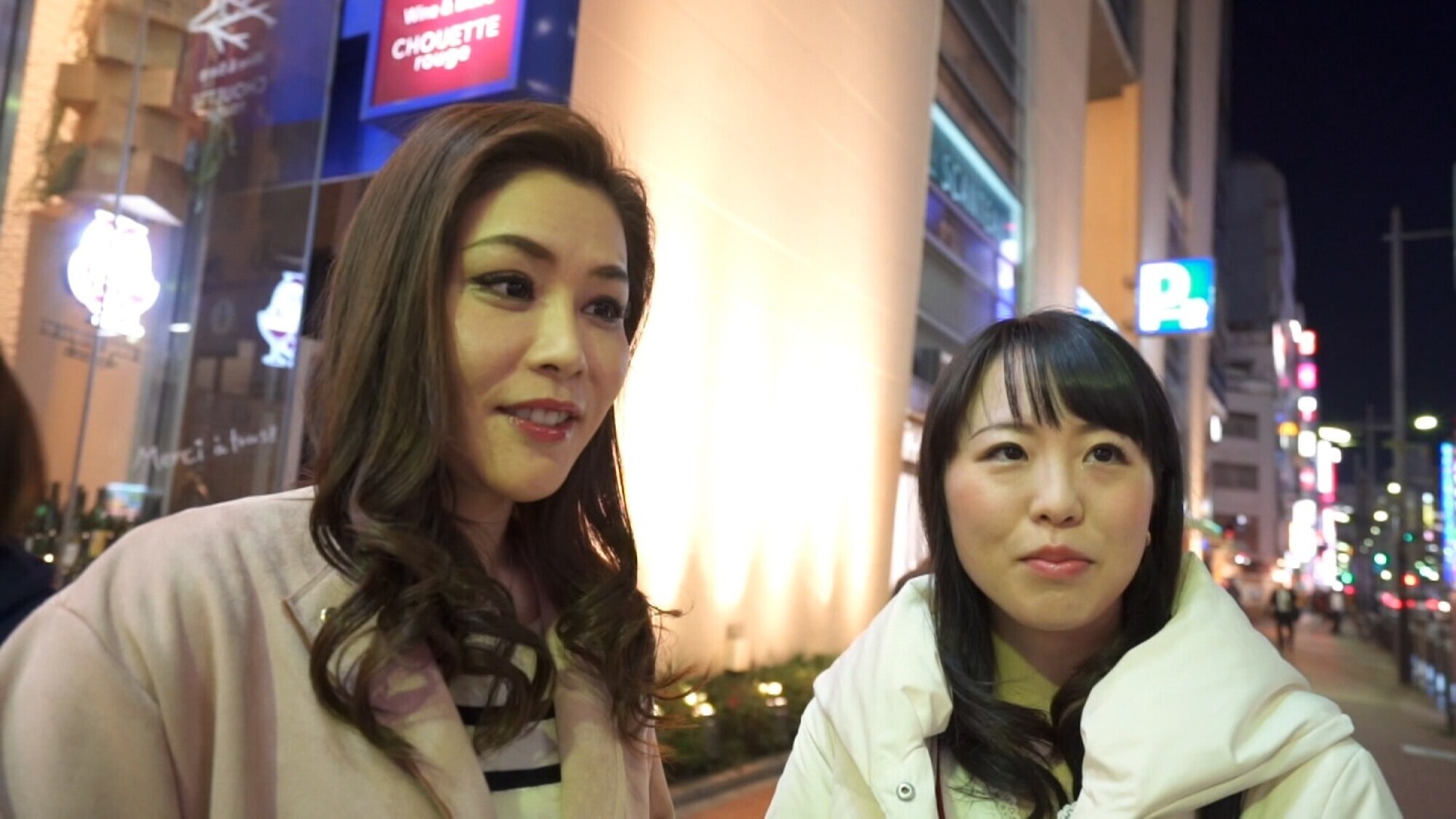 娘の誕生日に食事に向かう仲良し母娘をナンパ!年の差婚のお母さんの若さの為に快楽不倫SEX! 画像1