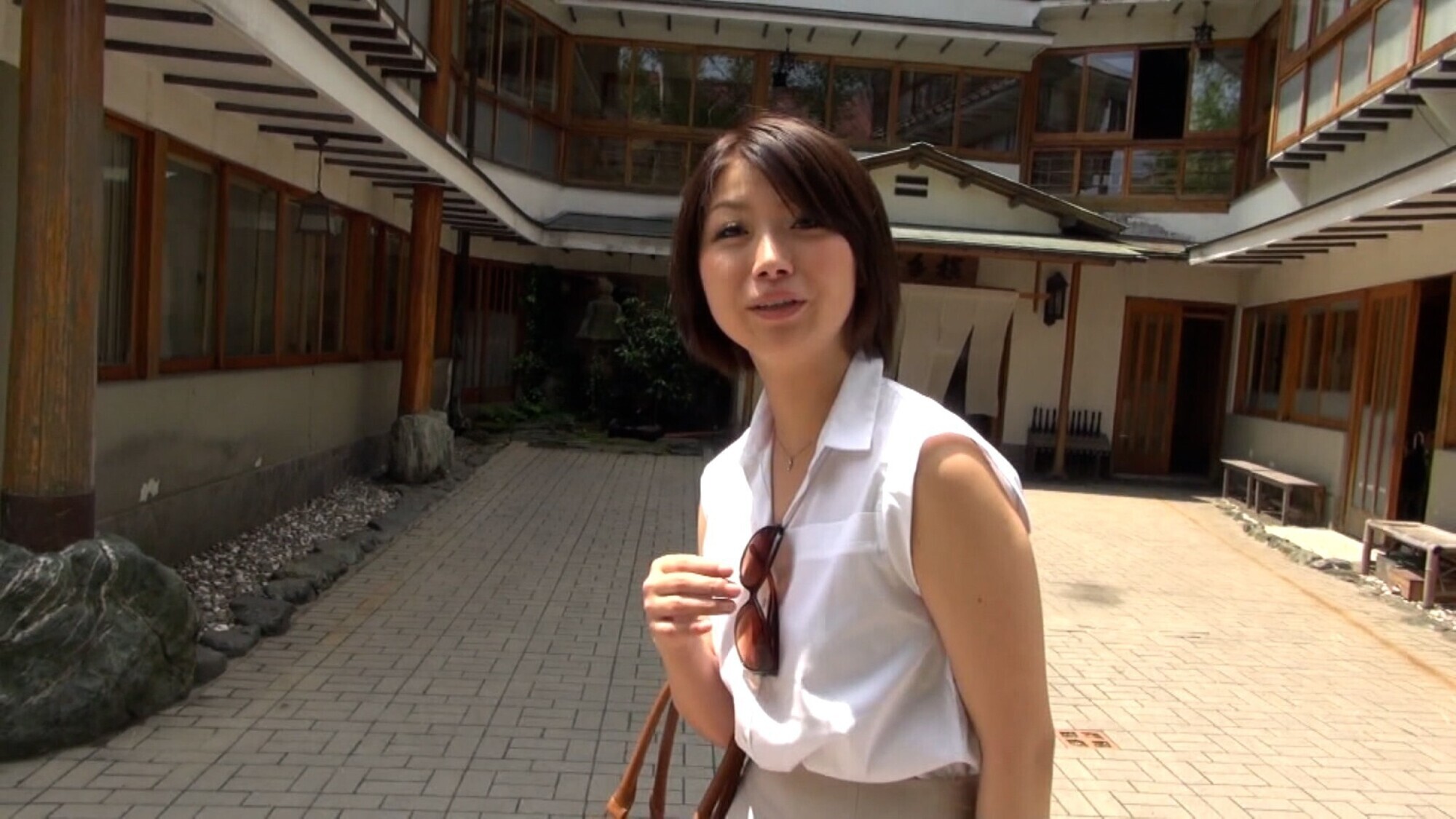 家族と離れてつかの間の単独行動の若妻さんをナンパして貸切温泉に誘うと・・・旅先の解放感に性欲爆発の結婚4年目の若妻さん! 画像1