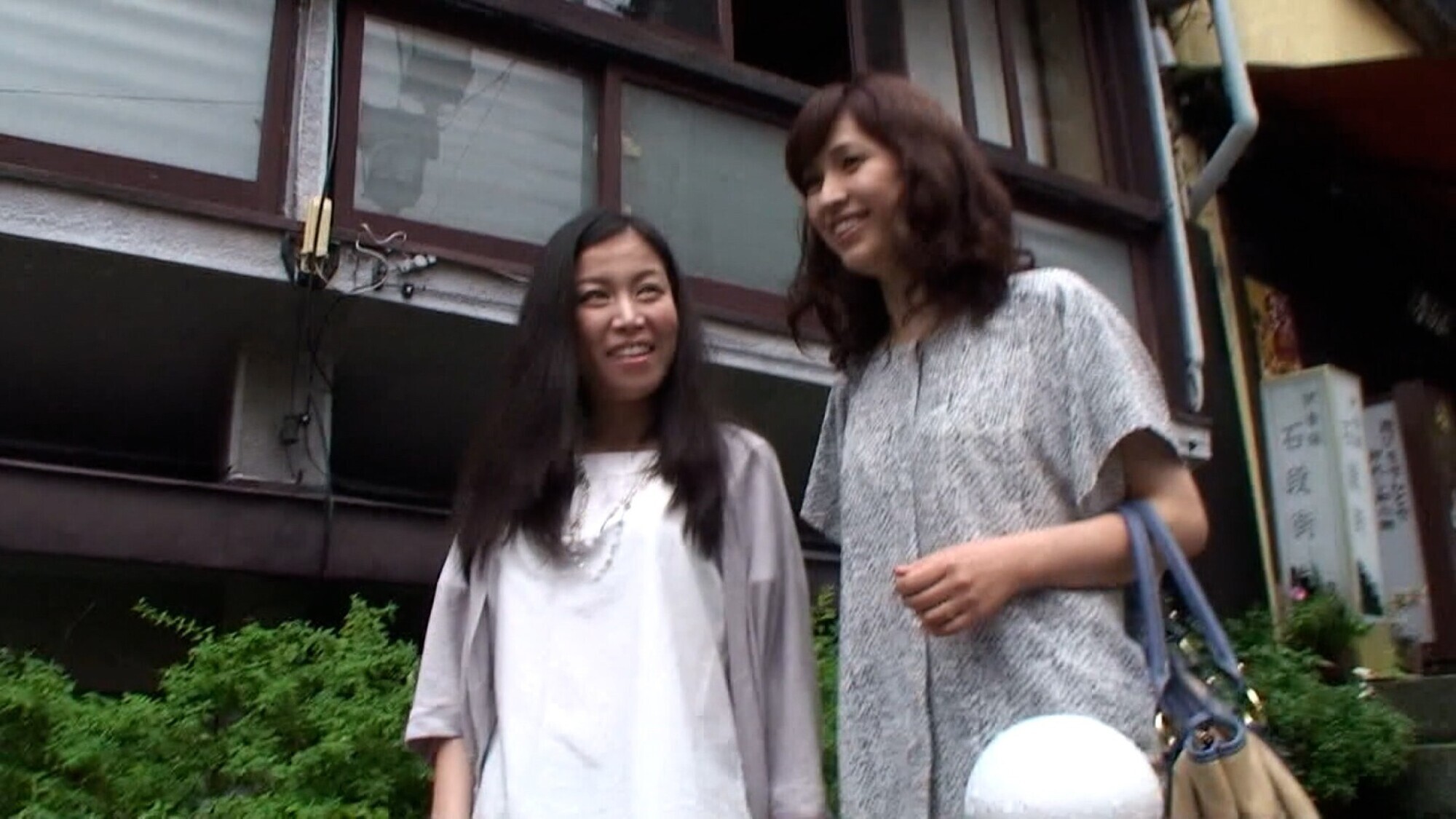 東京から旅行中の若妻2人組をナンパ!旅先の解放感でオマタも緩くなって性欲爆発の本能丸出し人妻不倫温泉! 画像1