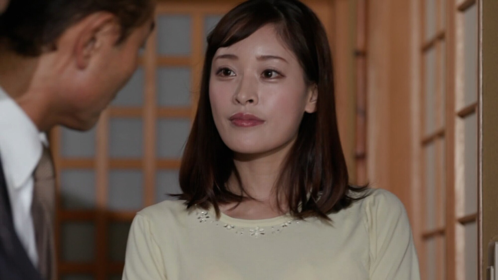 アブノーマルな激しいオナニーに耽る美しき清楚な雰囲気の人妻が淫乱変態性癖に溺れる! 画像1