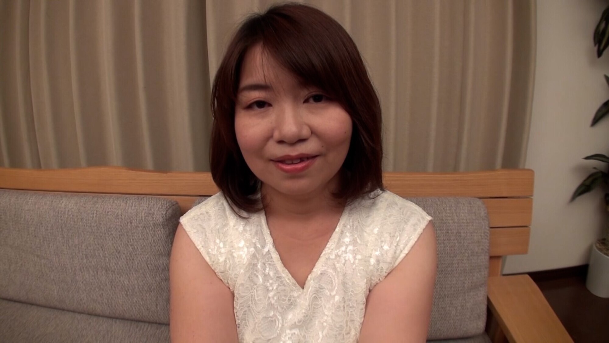 ぽっちゃり熟女のAV初撮りドキュメント!恥じらいながらもセックスへの探求心を爆発させてイキまくる! 画像1