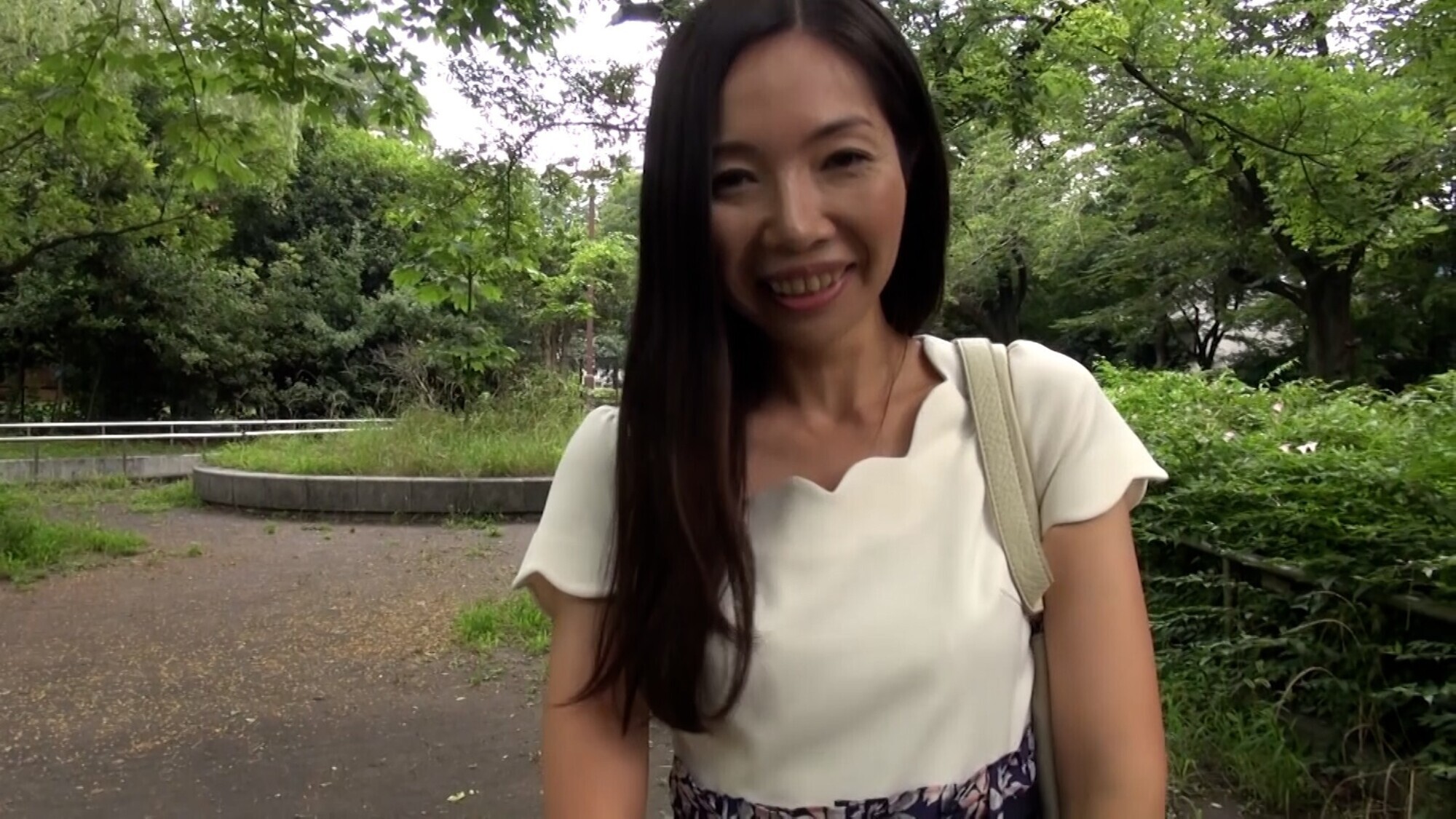 ハスキーヴォイスの喘ぎを漏らしAVセックスに絶頂イキのバツイチスレンダー美熟女! 画像1