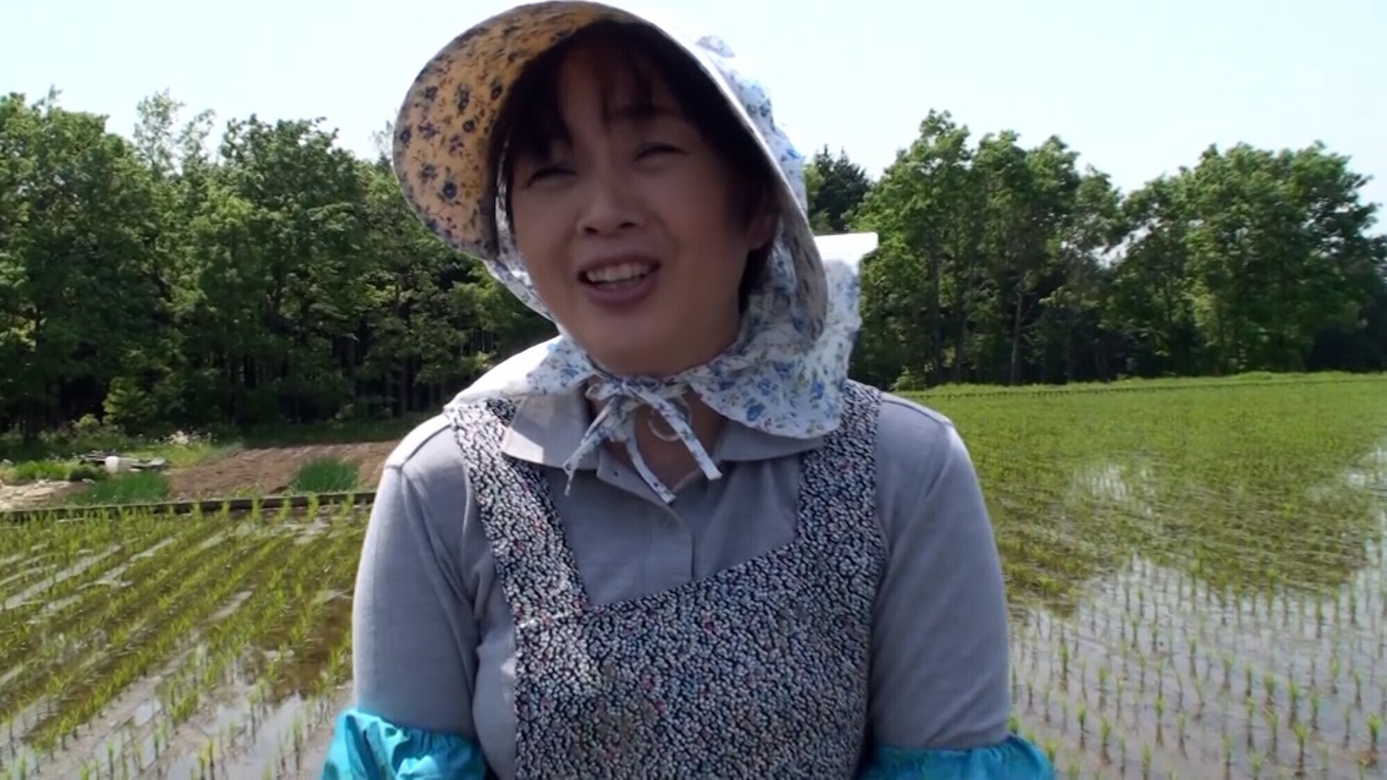 長閑な田園風景に佇む地味で素朴なおばちゃんが刺激を求めて旦那の旅行中にAV出演で野外活動! 画像1