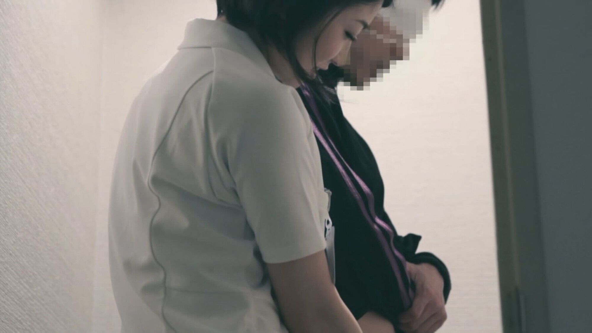 熟女看護師夜勤の秘め事。「今日もう一人の看護師休みなの・・・」 画像1