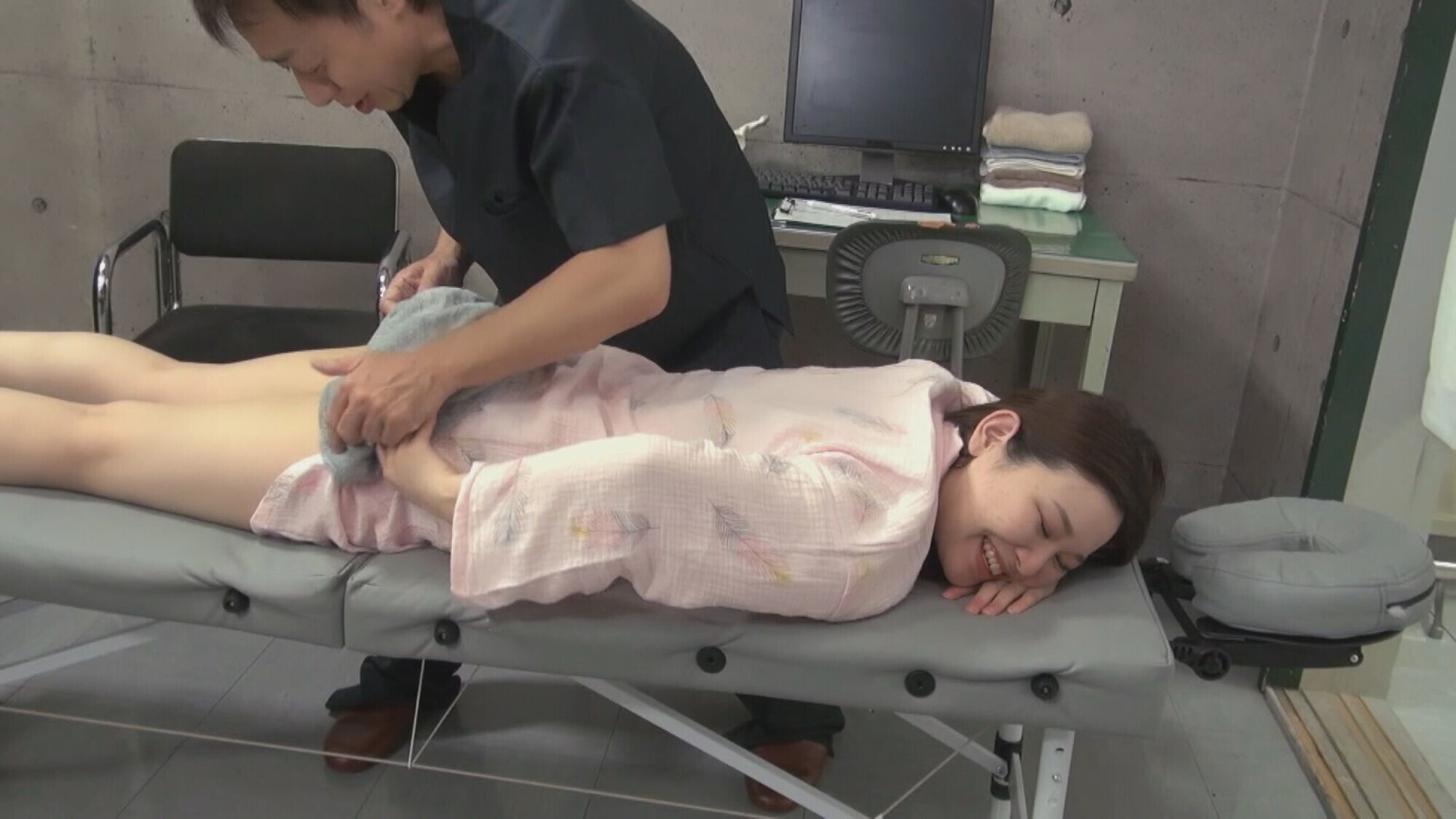 透き通るほどの素肌と薄ピンク色の乳首!!そしていつでもフル勃起な乳首の人妻。「下着みえちゃう」と恥ずかしがるも拒まない 画像1