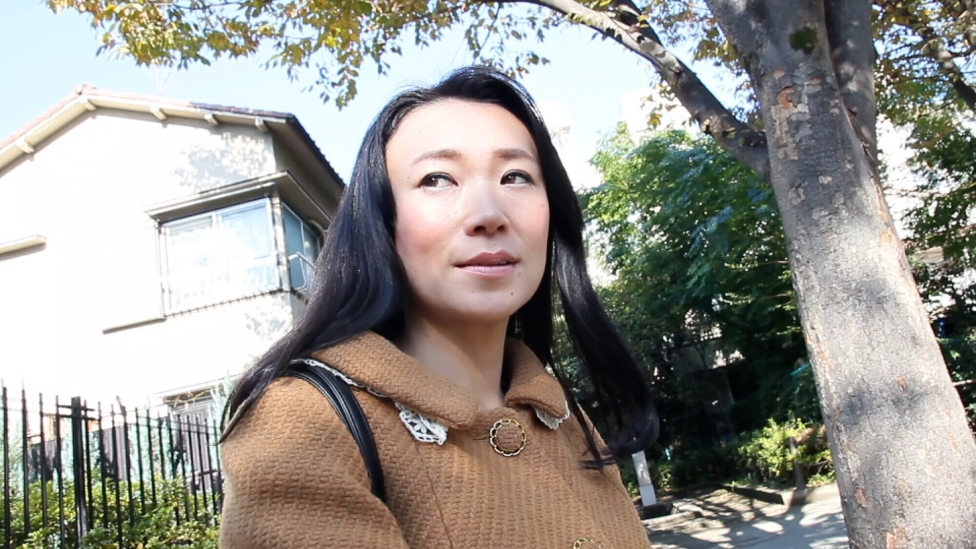 落ち着いた雰囲気の黒髪美熟女が性欲に溺れて乱れイキ!Eカップを揺らす淫乱SEX! 画像1