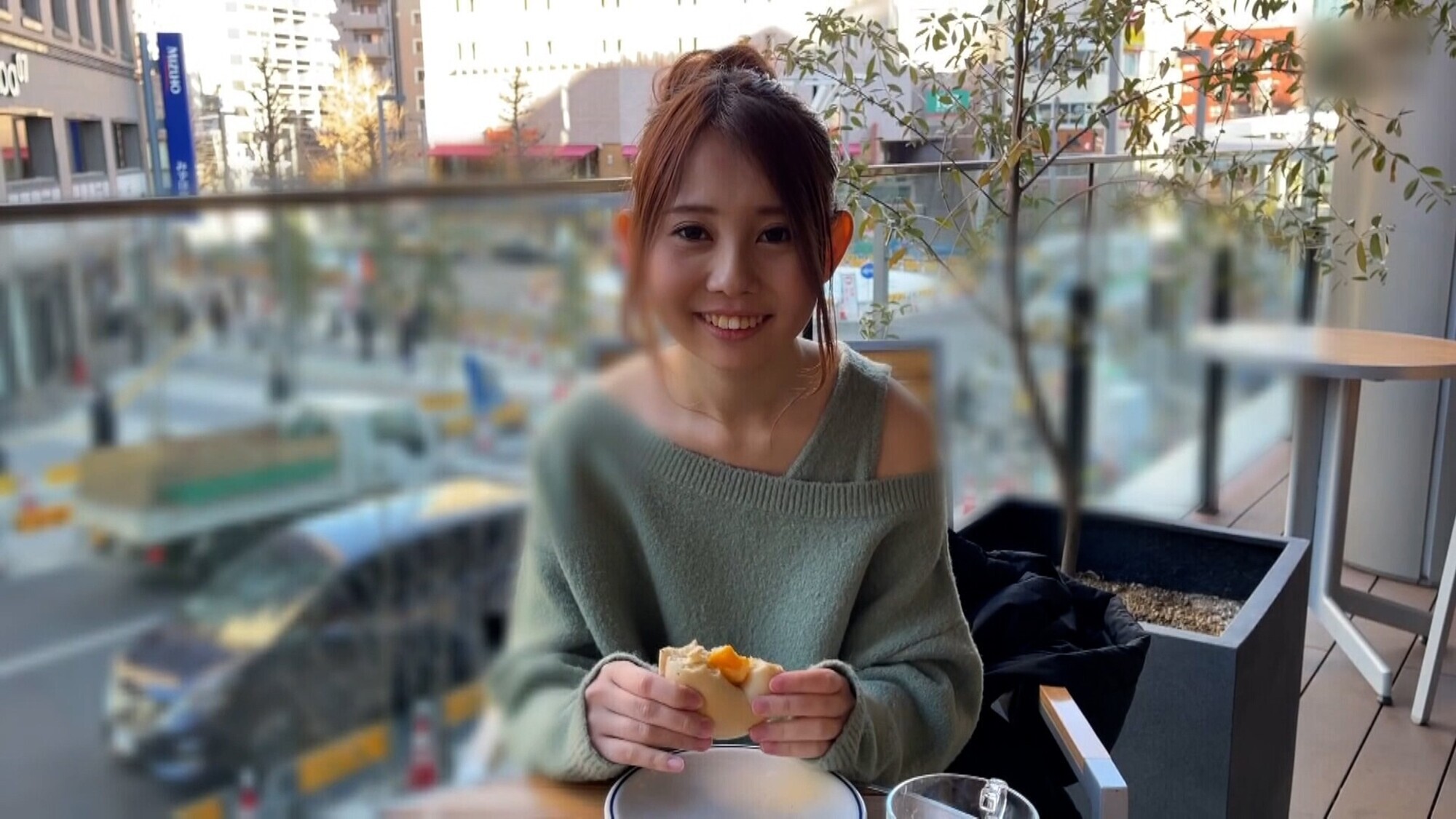 オンナは愛嬌!常にニコニコと満面の笑みの童顔娘をモデルテイでラブホでハメ撮り!カメラを必死で見つめながらの羞恥交じりの快楽SEX! 画像1
