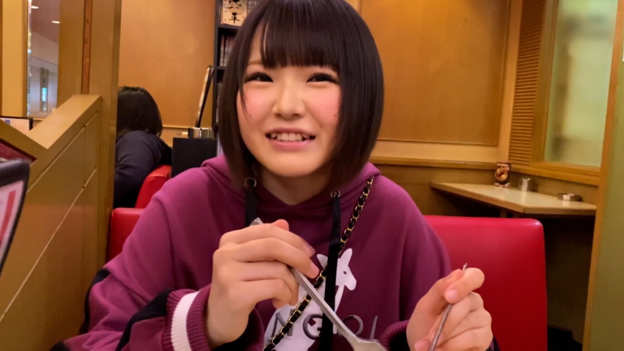 ブラックな感じの仕事と嘆くホテル勤務の若さ溢れる娘さんをマッチアプリでGET!個撮テイでラブホでワンナイ嵌め撮りSEX! 画像1