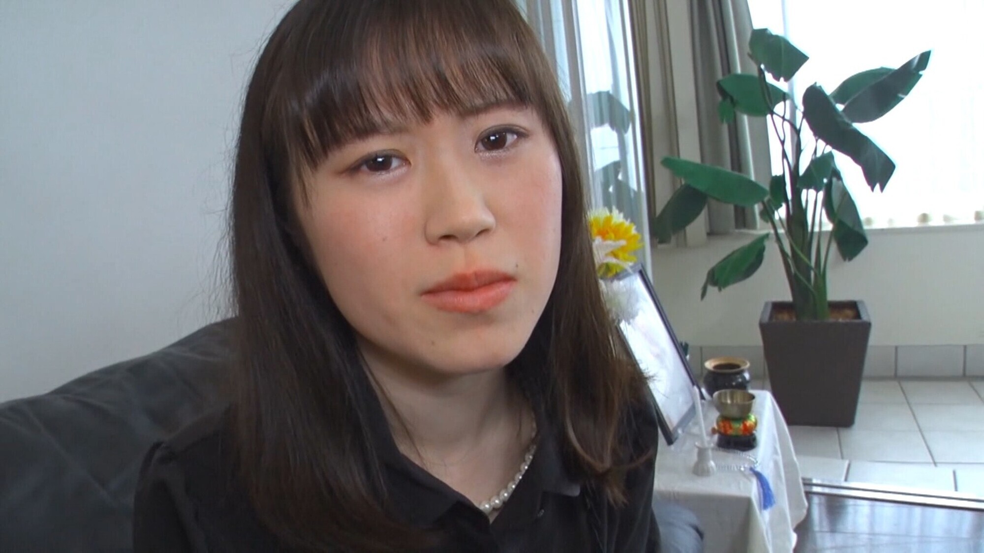 夫の遺影の前で極太肉棒で責められイキまくる欲求不満な未亡人の性! 画像1