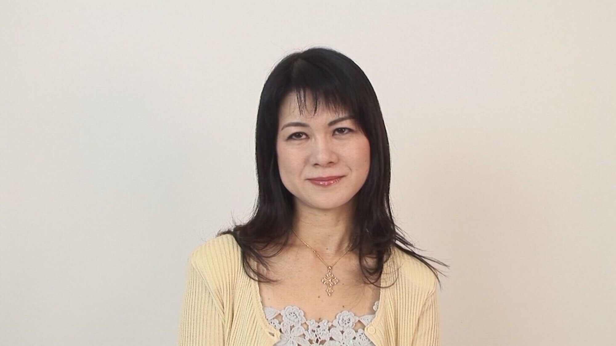 五十路間近でこの美貌!自分磨きに余念がない人妻さんが欲求不満でAV出演!脱がせてみたら美白に巨乳でボルテージMAX!テンション上がって中出しSEX! 画像1