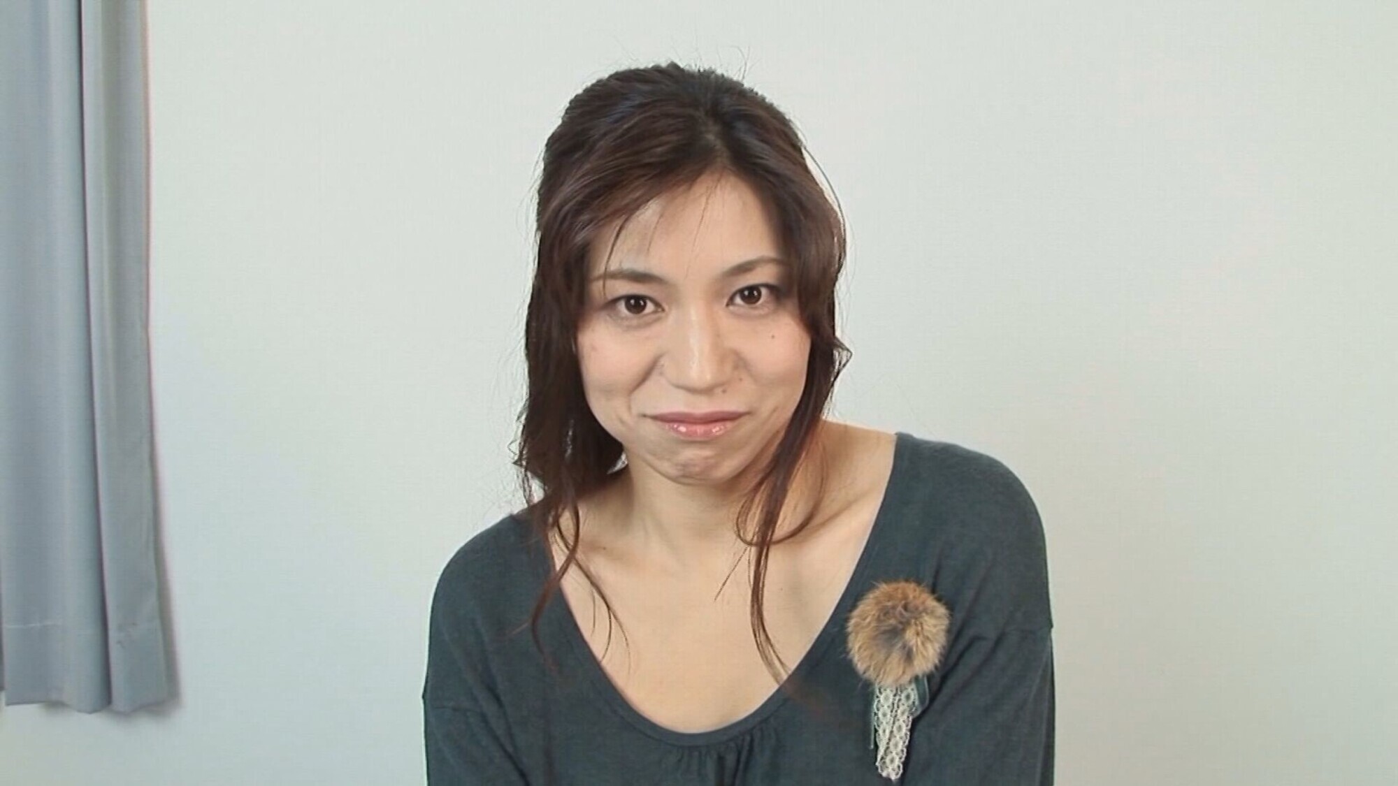 屈託のない笑顔が堪らない四十路奥様!顔に似合わずエッチが大好きな奥様は不倫相手だけでは物足りずAV出演!中出しセックスでご満悦ー! 画像1