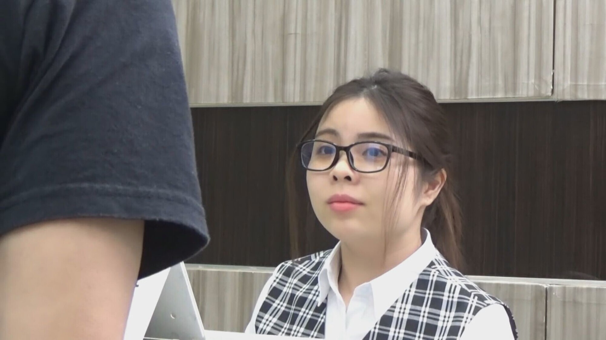 某有名企業中出し受付デスク 新人メガネちゃんは色白ピンク乳輪 画像1