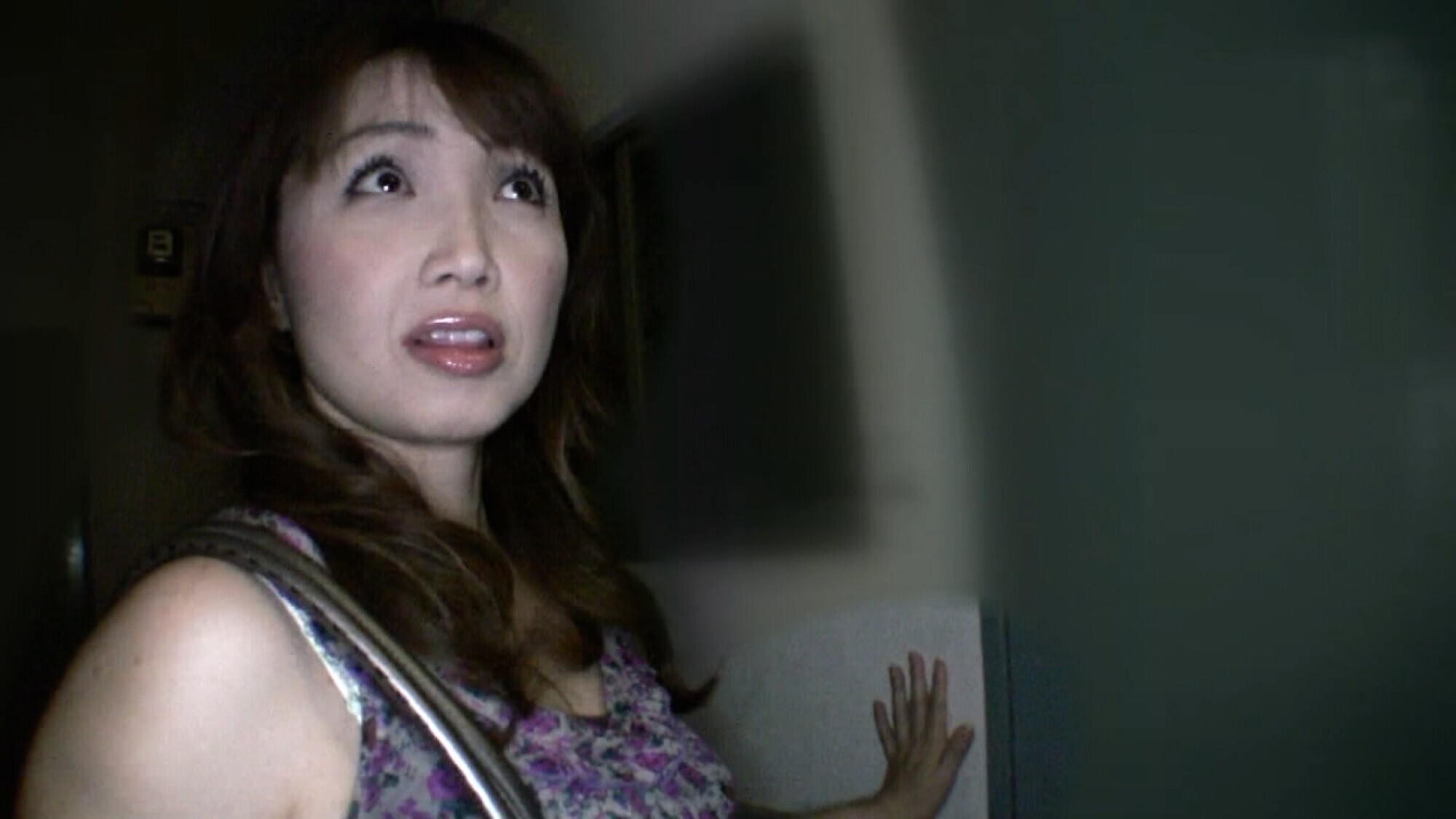 21歳彼女なしの男性宅に熟女と突撃訪問撮影隊!ムチムチエロボディに若い肉棒はガチガチ!激ピスに息をきらしてイキまくる淫乱性交! 画像1