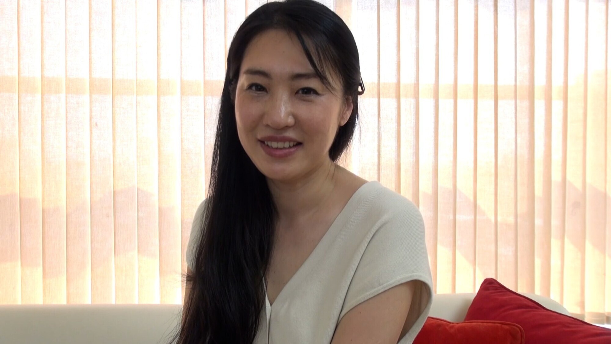 清楚な雰囲気とは裏腹に性的好奇心旺盛のいやらしい五十路熟女の念願の初AVSEX！ 画像1