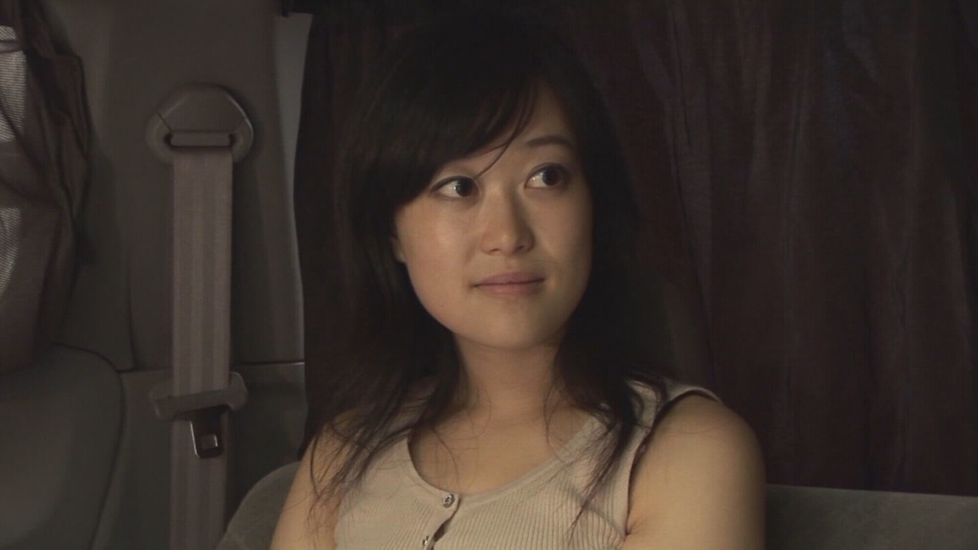 街頭インタビューだけだったはずが、いつの間にか肉棒をしゃぶっちゃってる人妻さん！気持ちに答えてあげるべく猛り立つ肉棒を肉壺に入れて中出し射精！ 画像1