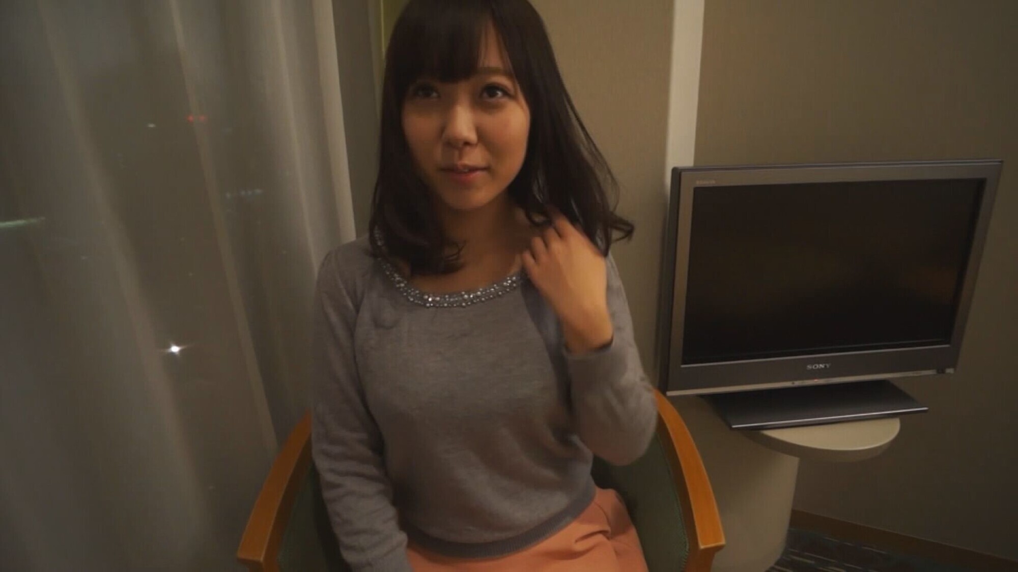 友人が隣の部屋で絶賛不倫セックス中にムラムラした奥様が初対面のオトコに旦那の浮気相談・・・顔面偏差値75の人妻が人生初不倫 画像1
