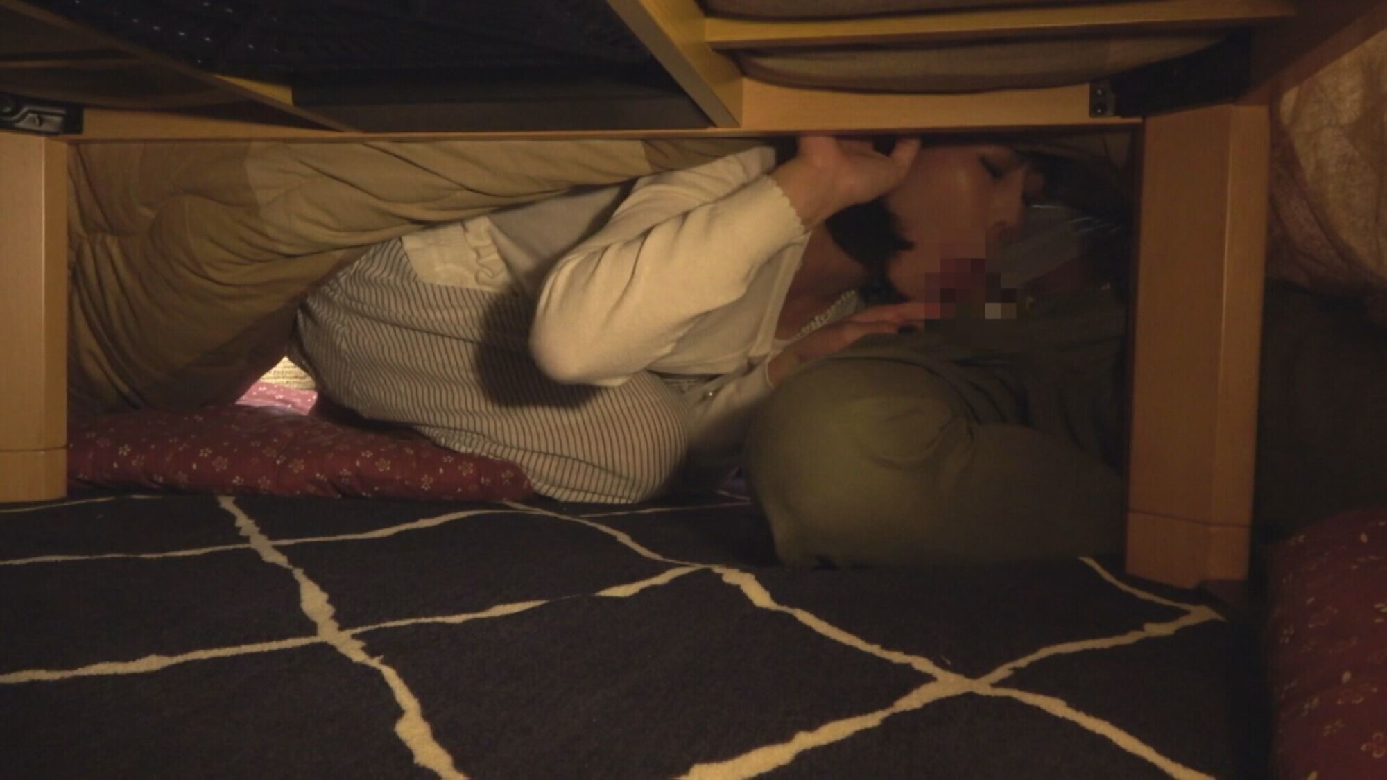 イビキをかいてる父親の横で義母とムスコは燃え上がる！声を我慢してイキまくる新妻 画像1