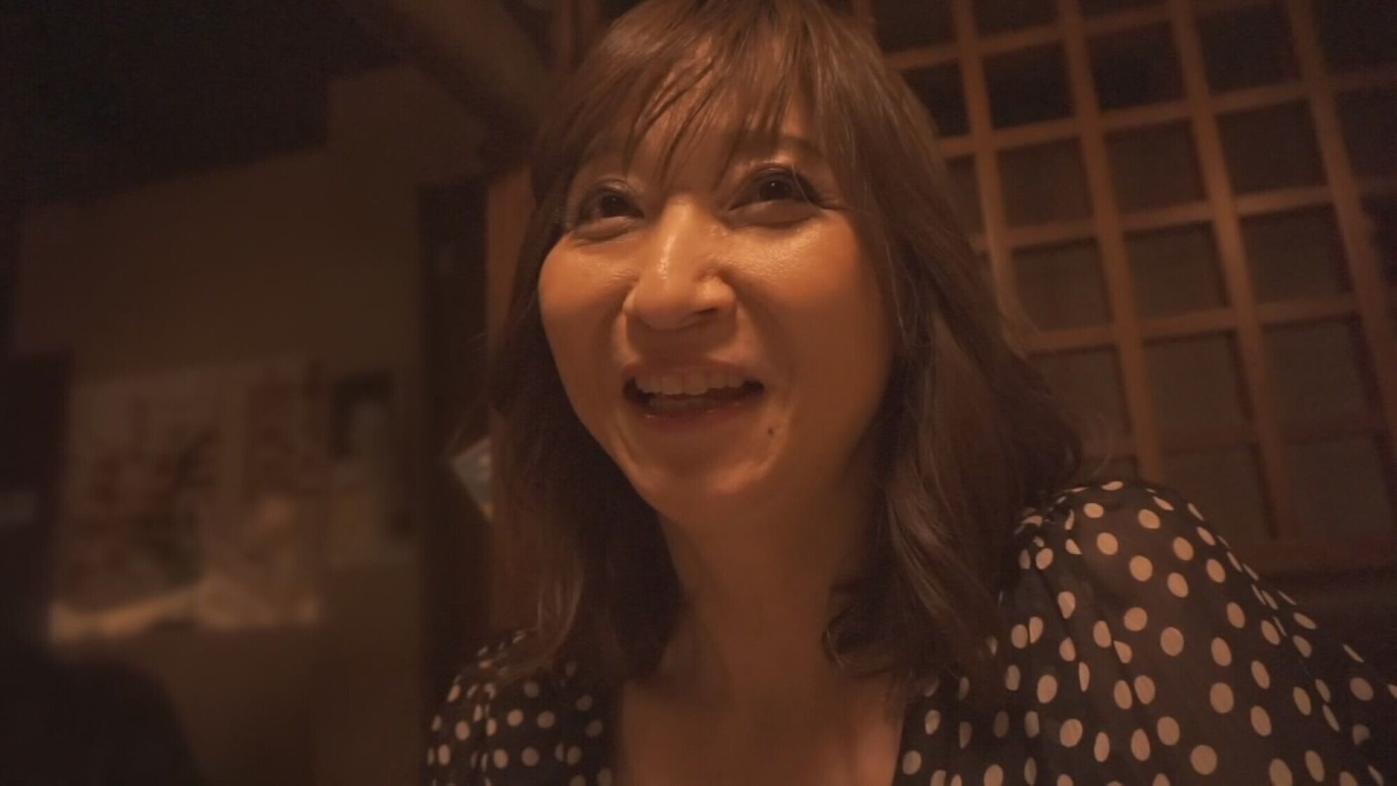 【斉藤●貴激似注意】「最近私なんか変！若い男の人見るとドキドキしちゃうの」と東京に遊びに来た知人熟女に逆ナンを進めてみたら、目がキラキラと輝き強引に素人イケメンとホテルにGOした件 画像1