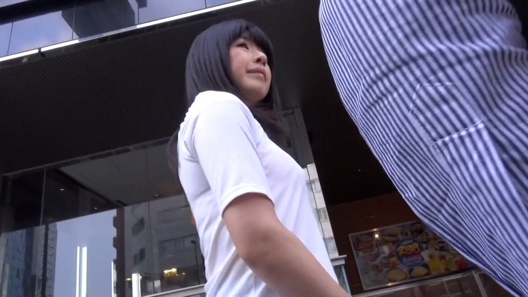 街行く真面目そうな黒髪娘にアンケート調査とナンパしてみると！実は性的好奇心旺盛の押しに弱い真面目娘は電マで絶叫！生肉棒のパコパコ悶絶イキ！ 画像1