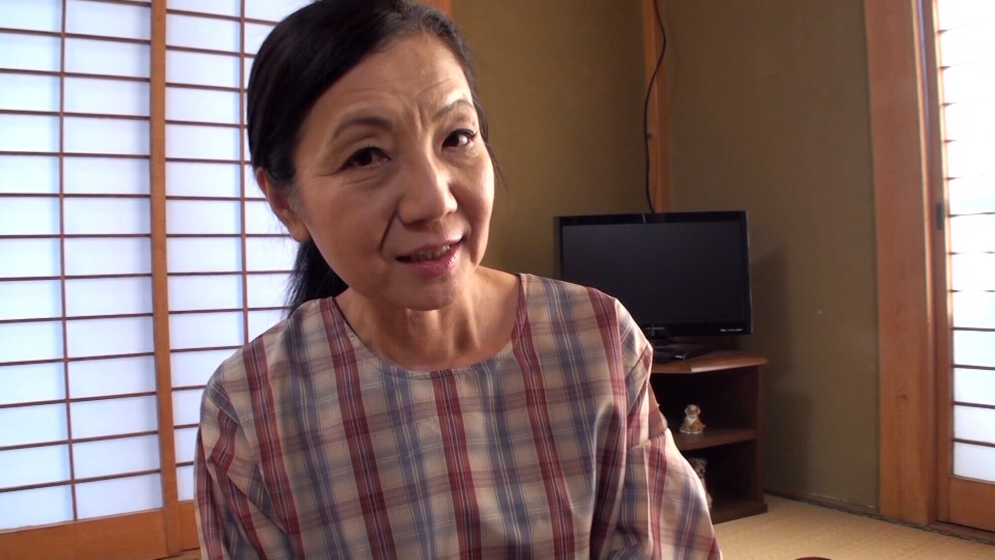 欲求不満を抱えた田舎で独り暮らしの普通の五十路おばさんが悶々としてAV出演で性欲発散! 画像1