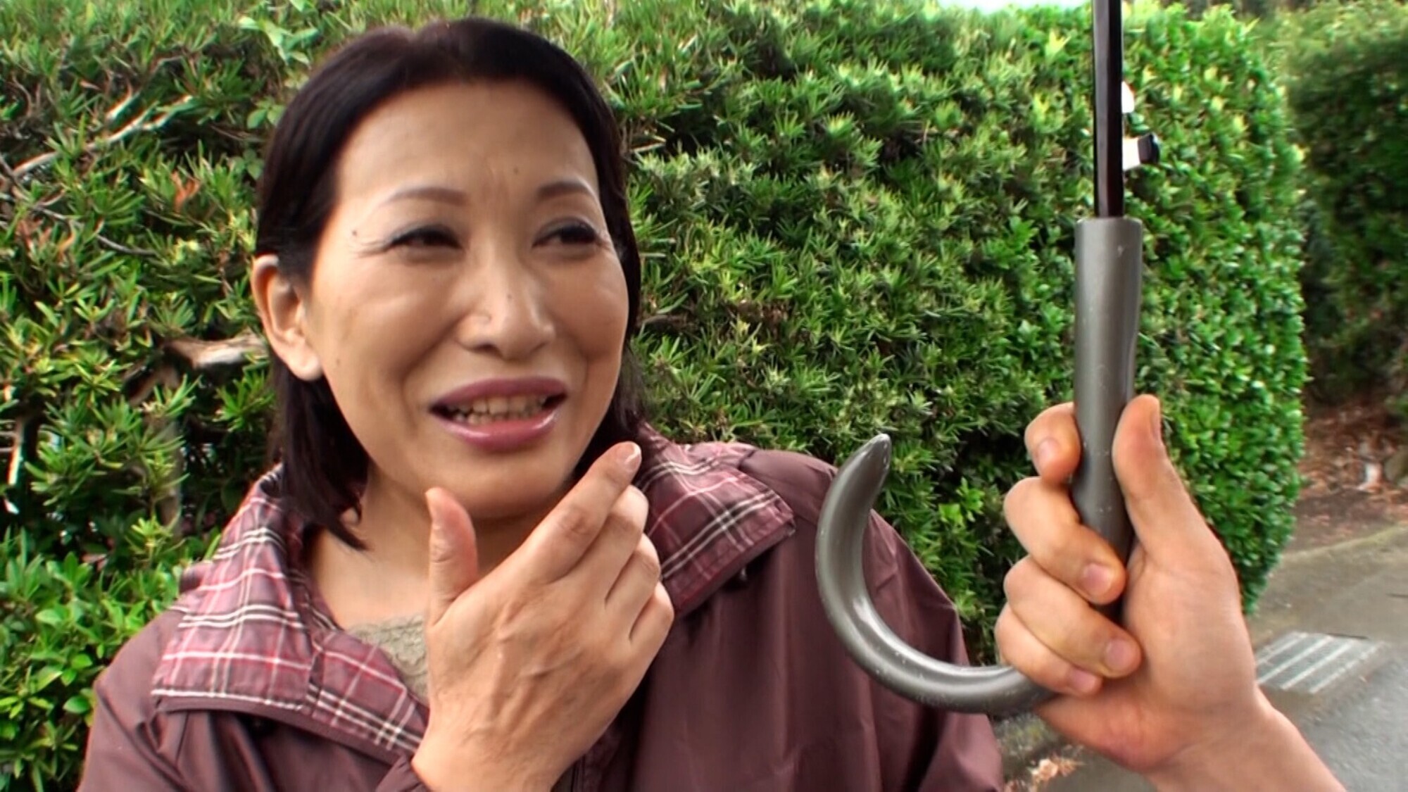 家族に内緒でAV出演する田舎の五十路熟女！欲求不満が募り経営するペンションにAV男優を呼んで中出しSEX！ 画像1