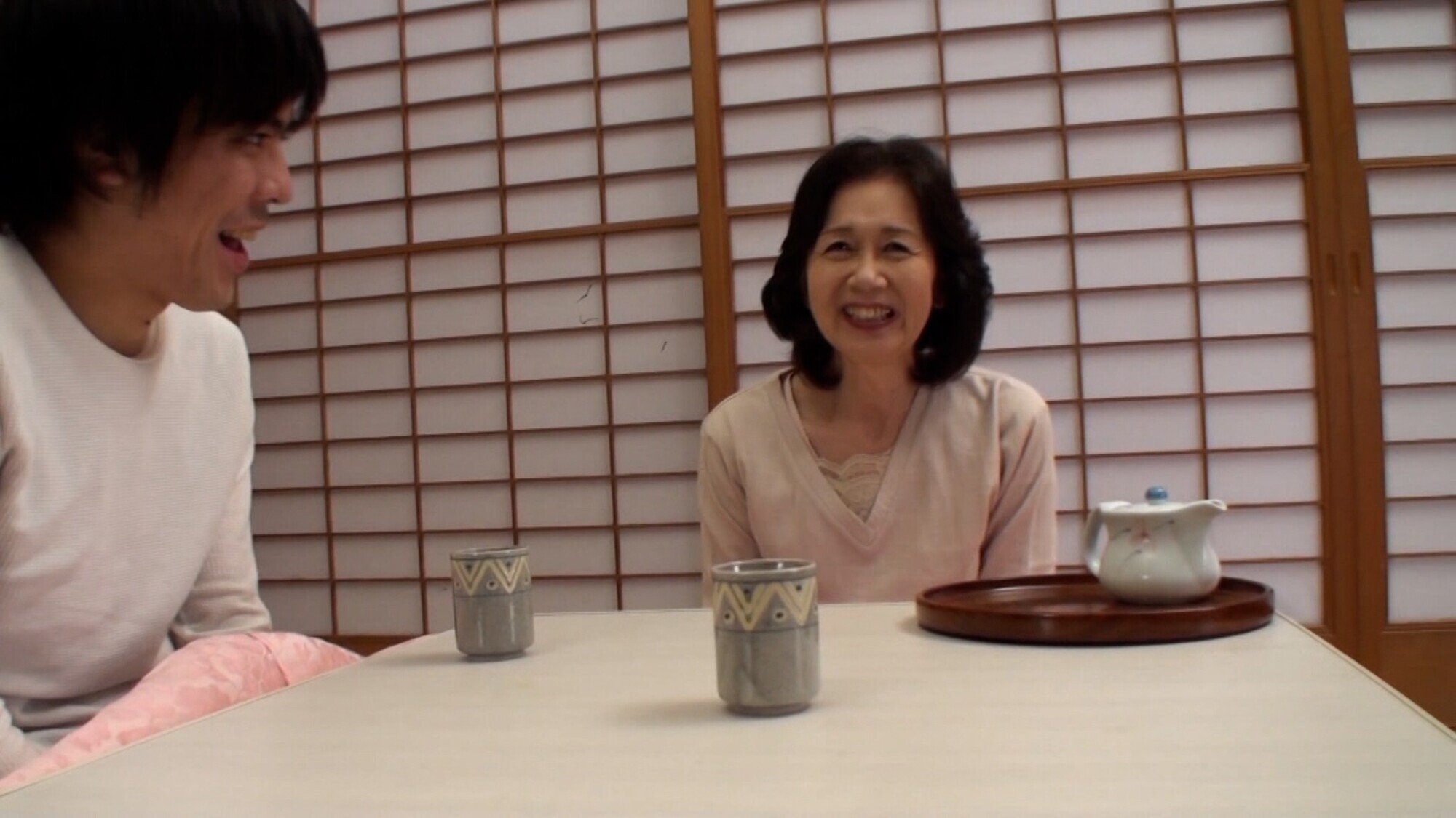 AVに応募して来たごく普通の大人しそうな淑女の田舎熟女！独り身で悶々とした欲求不満を抱えた還暦直前熟女の初撮りSEX！ 画像1