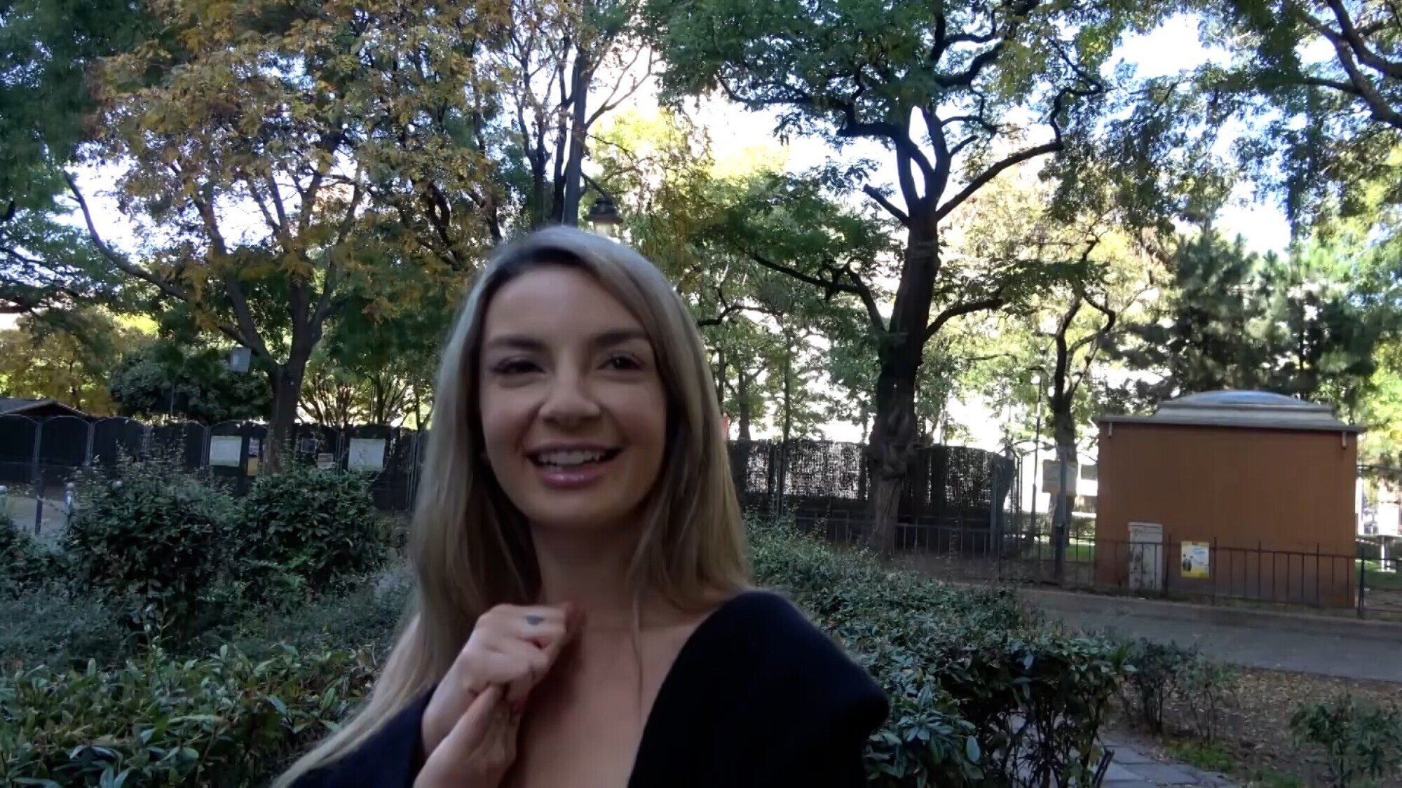 海外の街角で金髪美女をナンパ＆世界平和を願ってSEX交流！ 画像1