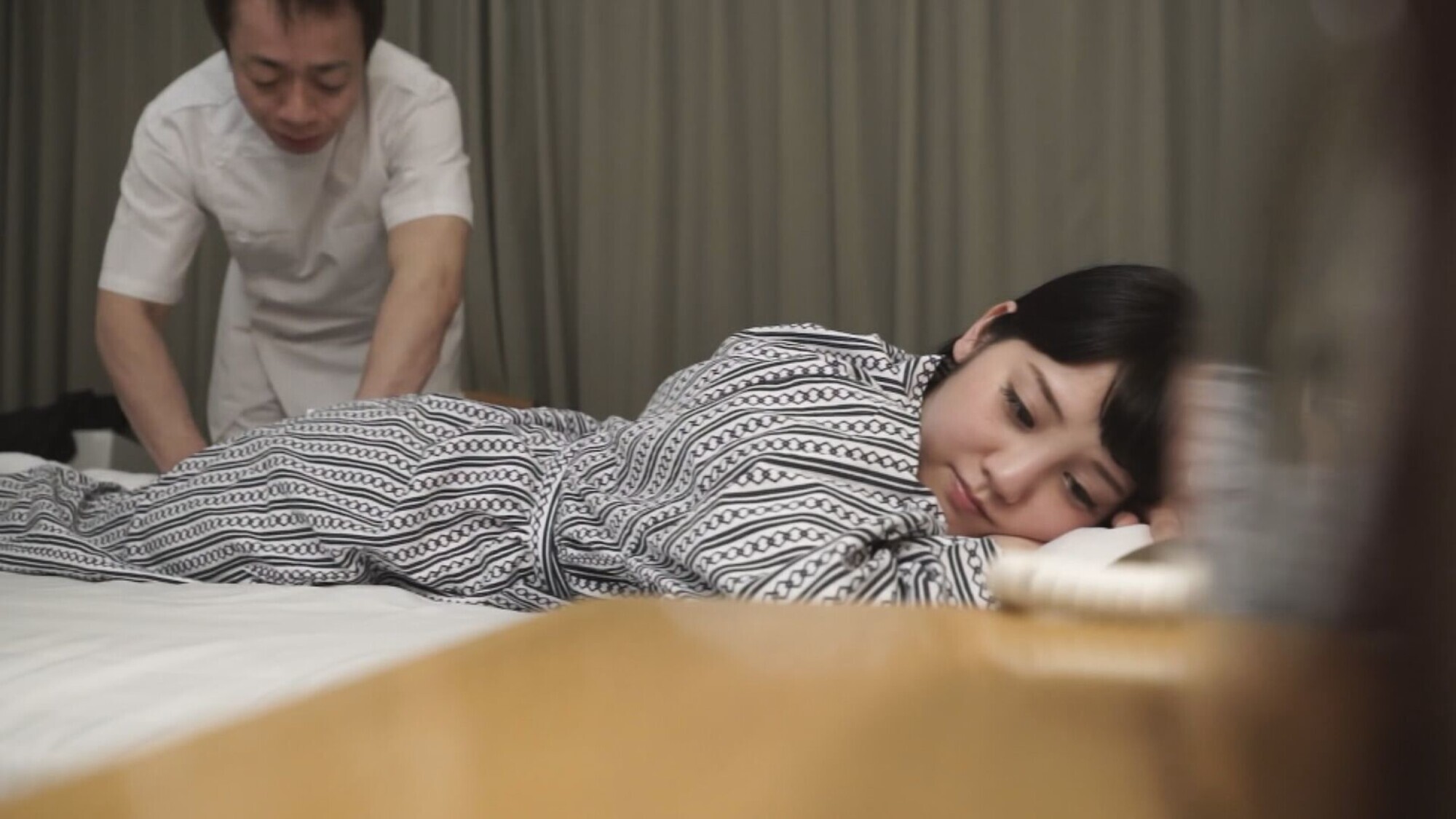 エロマッサージ師のテクに延長希望！激しく感じるモデル妻！ 画像1