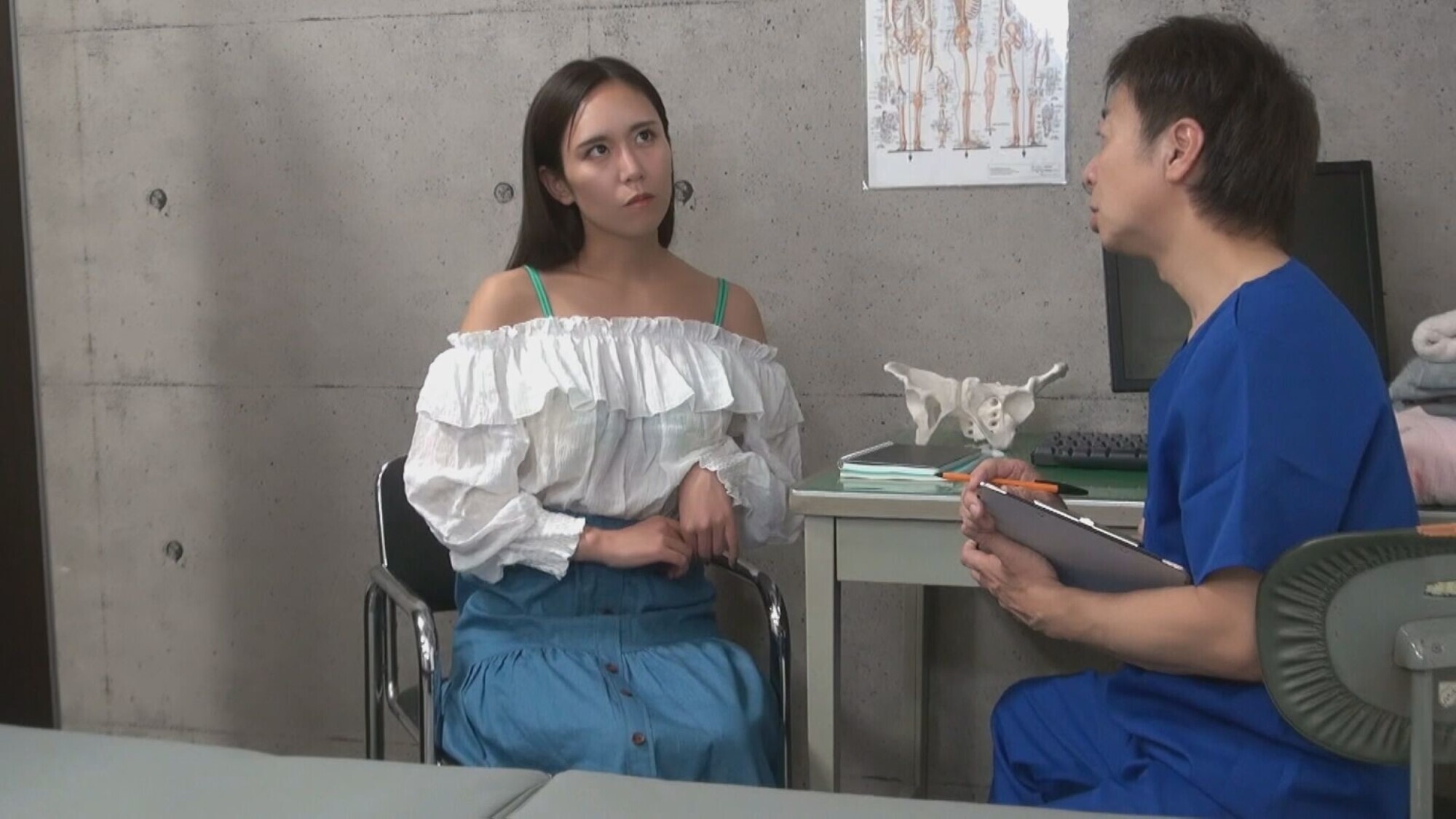 【謎のエロエロ軟膏投入で･･･止まらない痙攣お姉さん】キラキラのロングヘアーがまぶしい南国系働くお姉さんはマッサージルームでアへ顔解禁 画像1