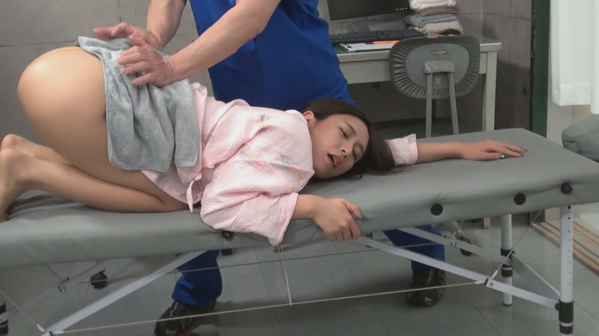 【謎のエロエロ軟膏投入で･･･止まらない痙攣お姉さん】キラキラのロングヘアーがまぶしい南国系働くお姉さんはマッサージルームでアへ顔解禁 画像5