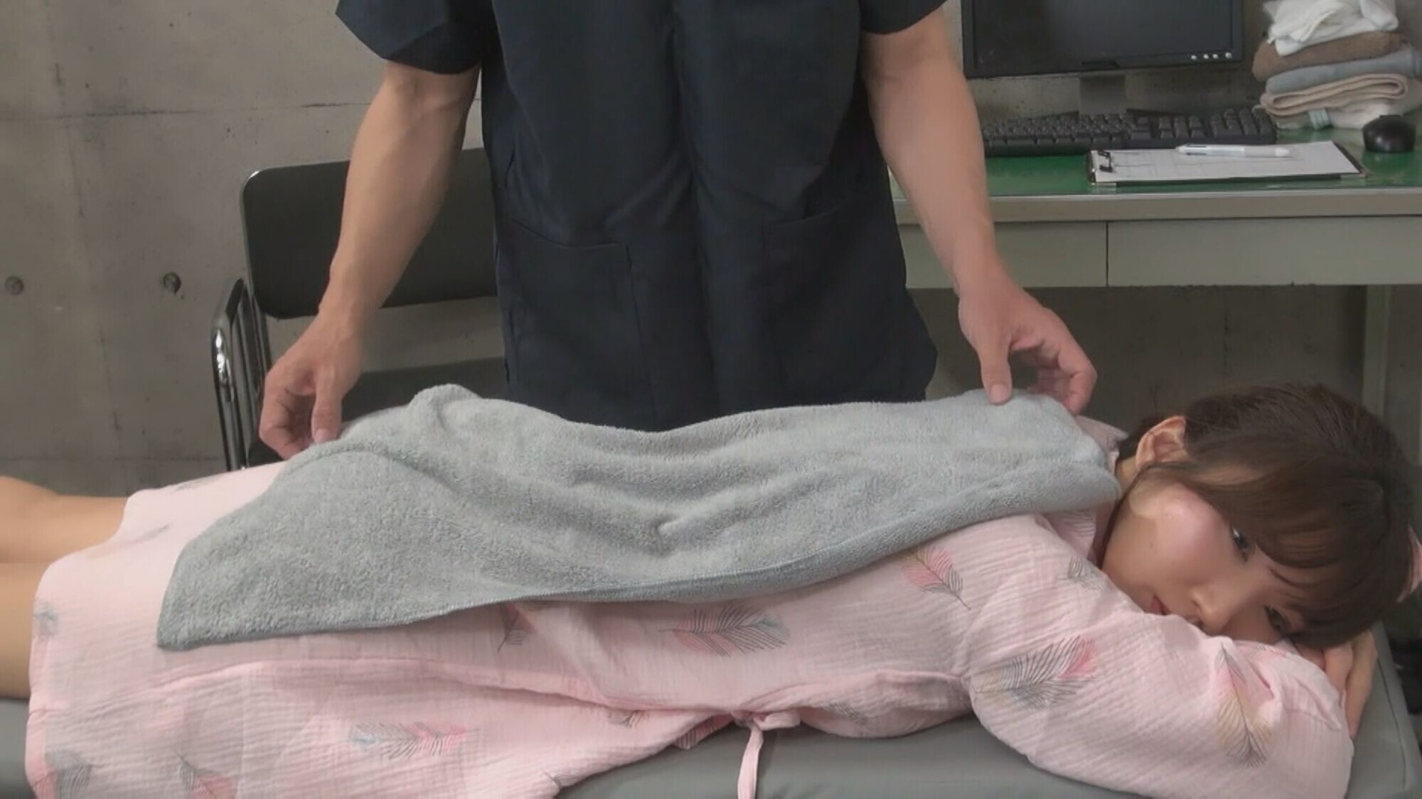 クラス顔面偏差値上位のハーフアップスレンダー降臨！！Tバックを普段履きしている絶対ミニスカが似合うこの女性が「もっと内側を刺激してください」と吐息を高める姿見たくないですか？ 画像1