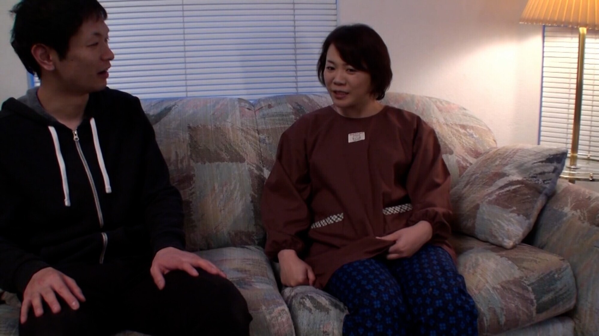 もんぺ姿の田舎の四十路熟女。素朴な熟女も実は刺激が欲しくて期待に胸を膨らませる!他人棒での激ピスに溺れる絶頂SEX! 1枚目